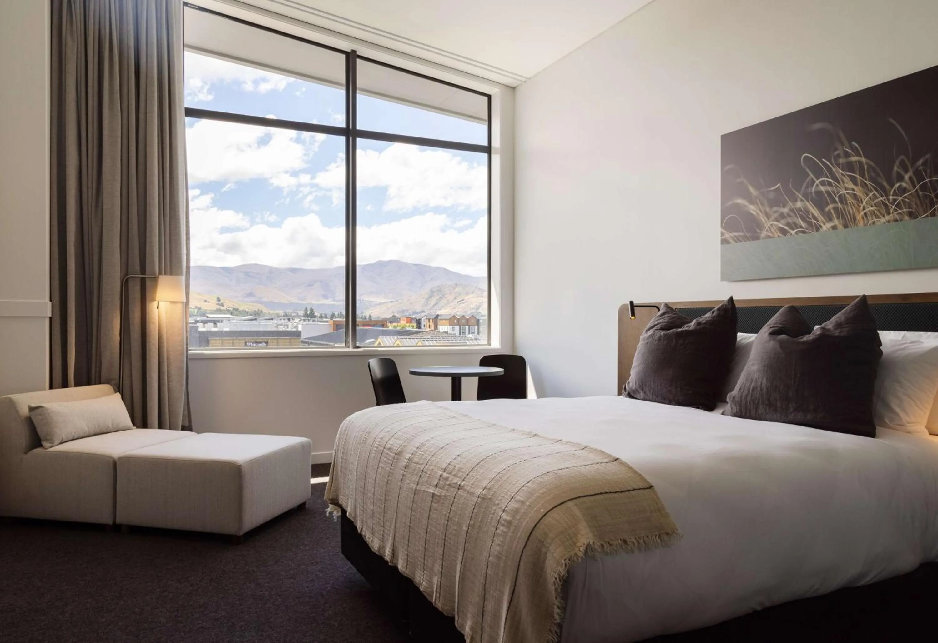 Seating area, Bed in Sudima Queenstown Five Mile