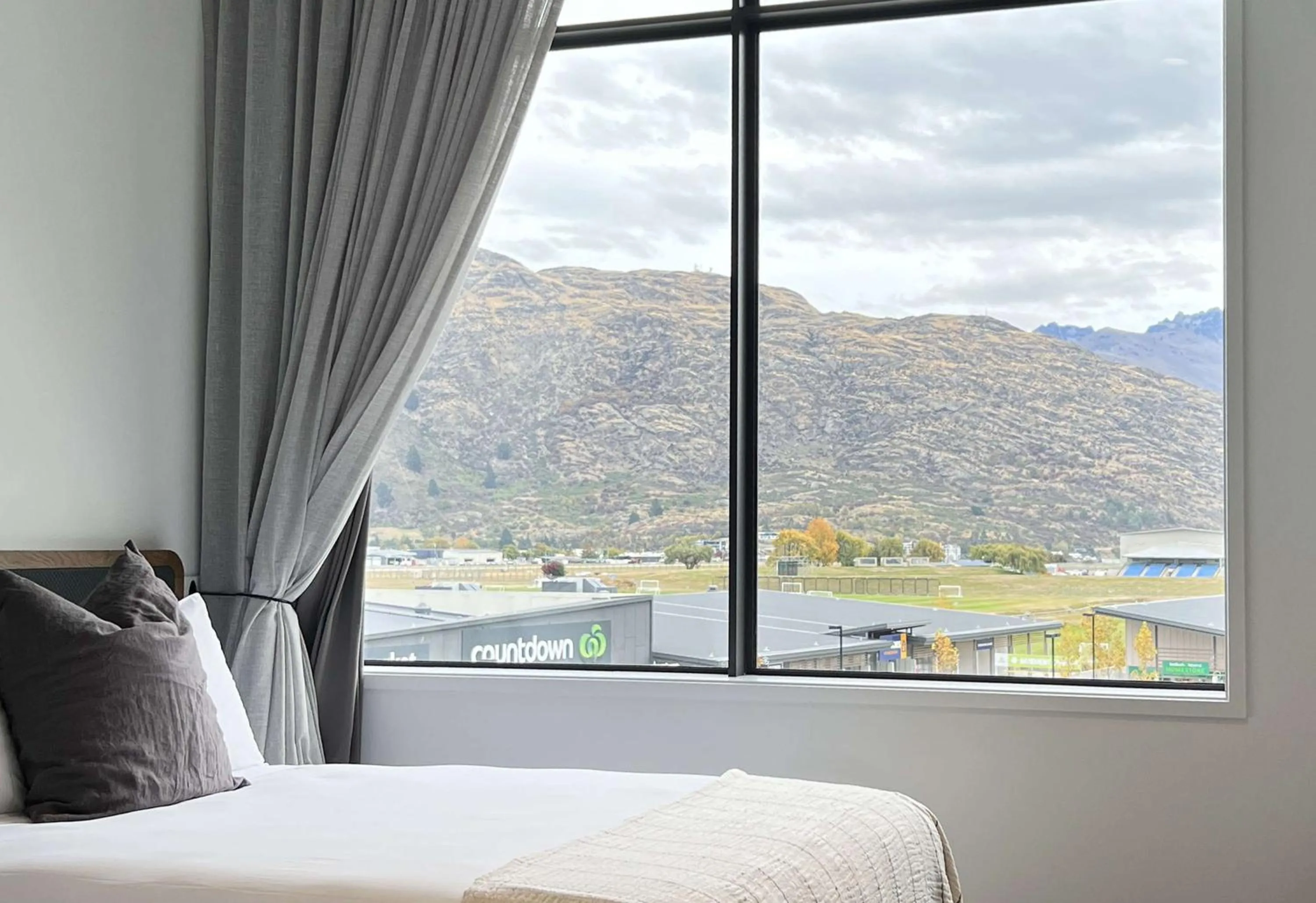 Bedroom, Bed in Sudima Queenstown Five Mile