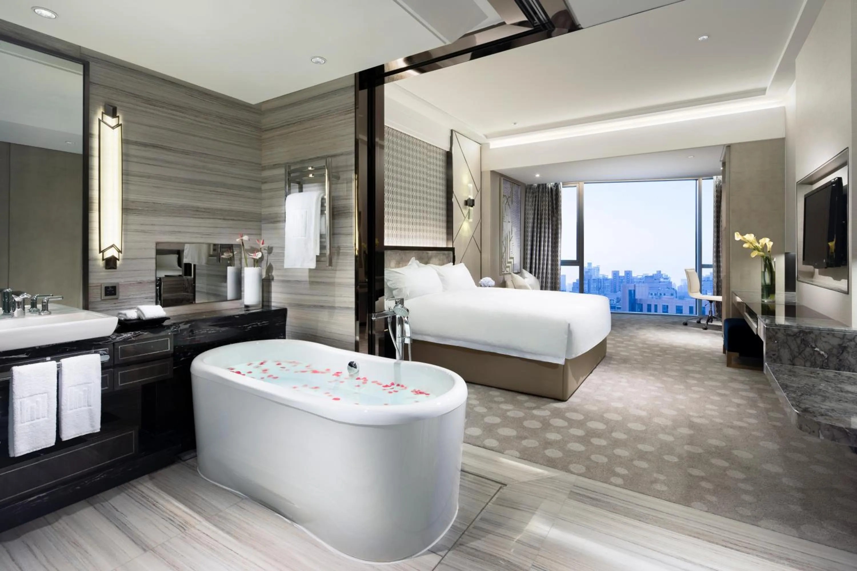 Photo of the whole room, Bed in Grand Millennium Shanghai HongQiao