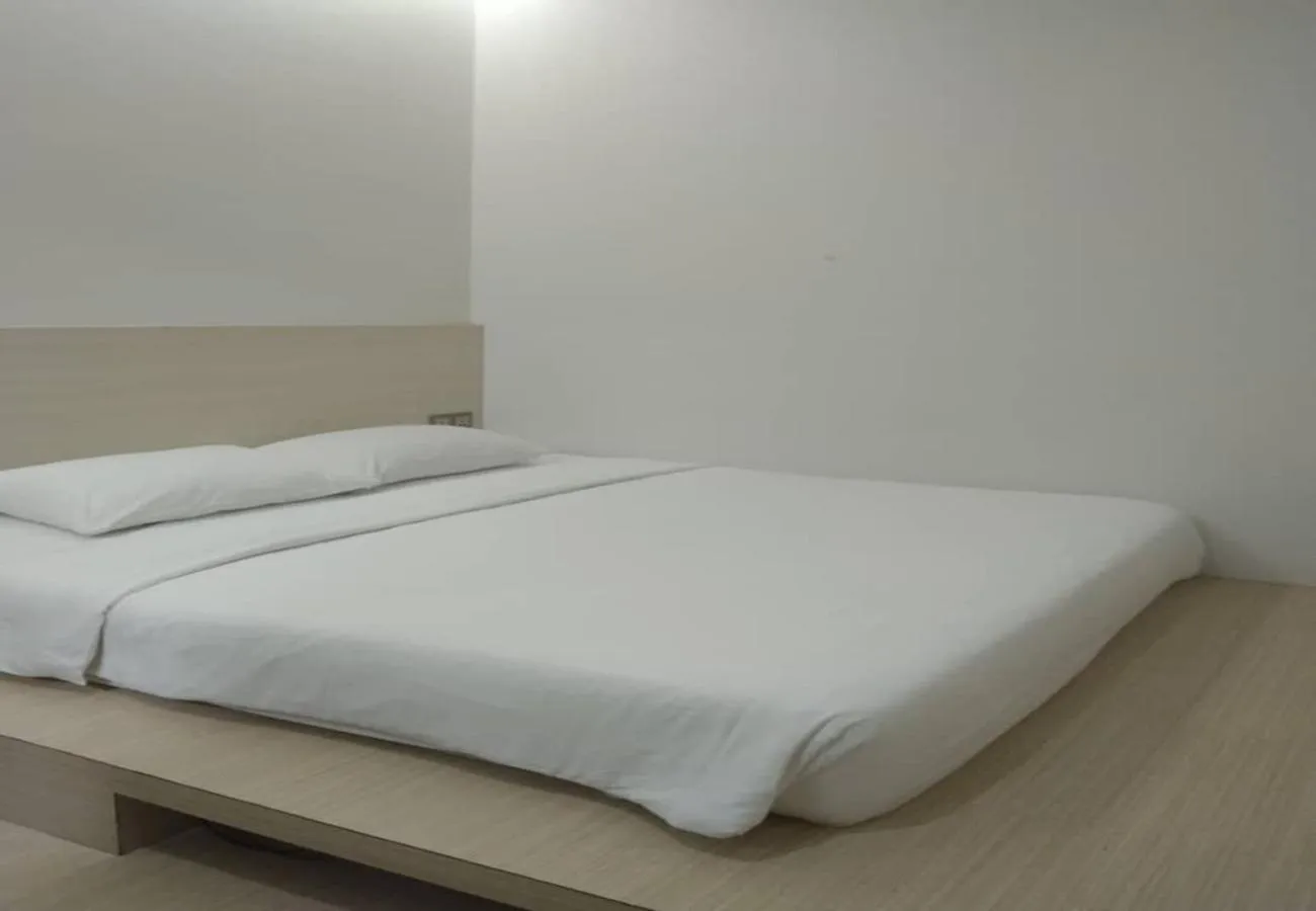 Bedroom, Bed in Minimalist Hotel
