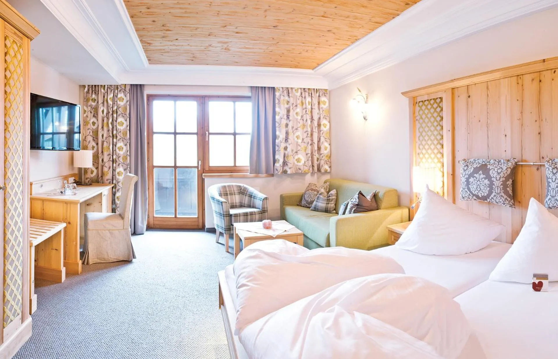 Photo of the whole room, Bed in Übergossene Alm Resort