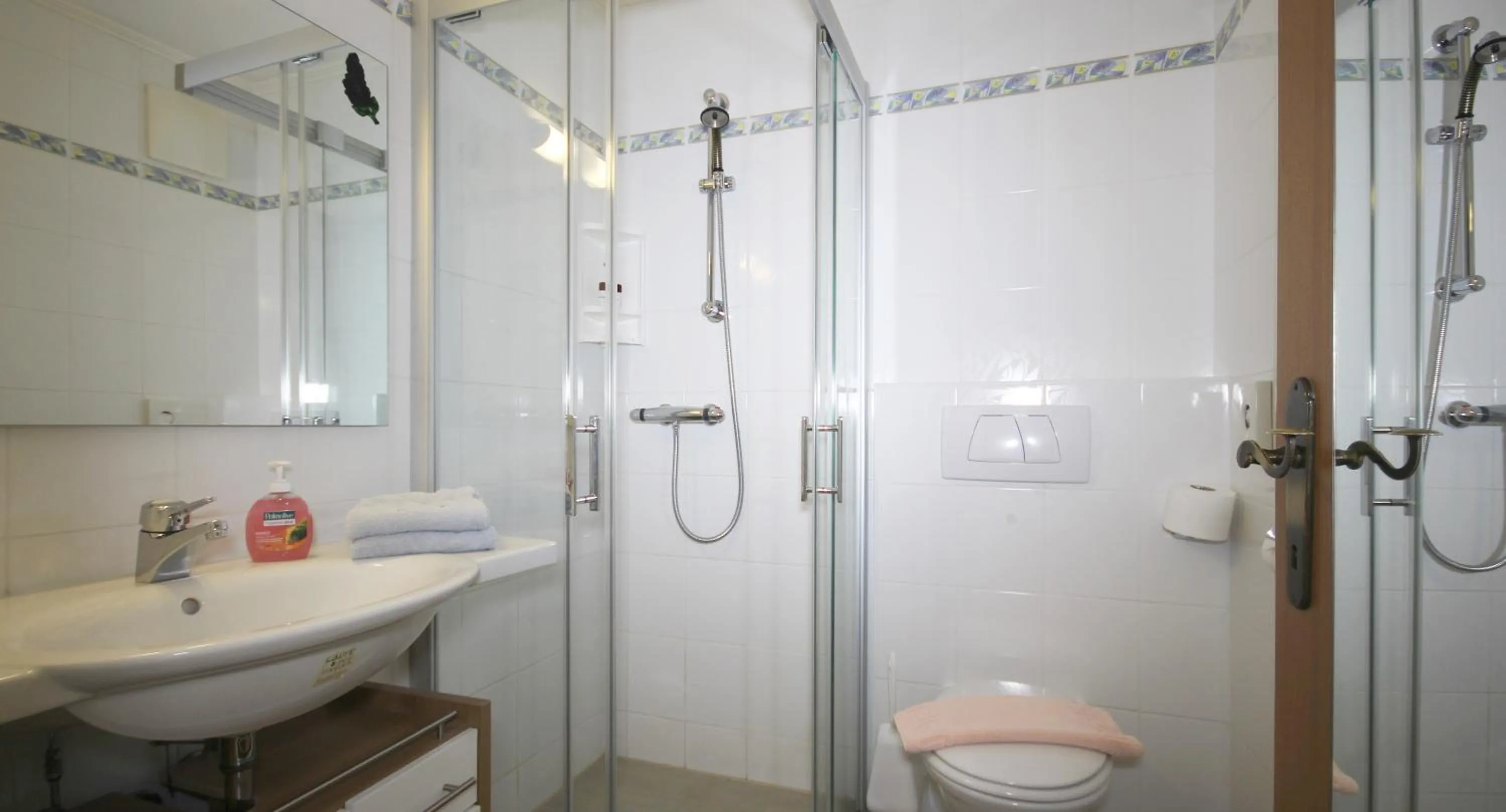 Photo of the whole room in Hotel-Garni Schernthaner