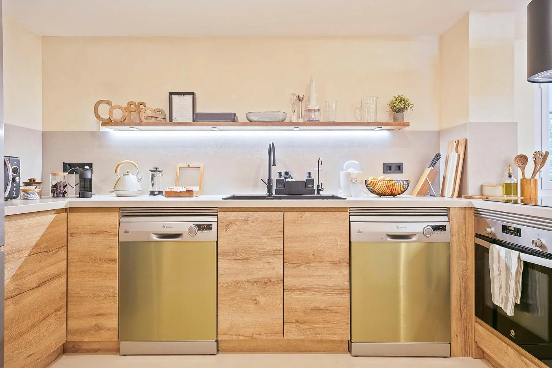 Communal kitchen in Olivia Barcelona