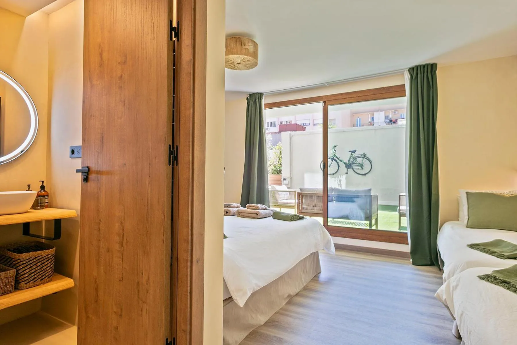 Bathroom, Bed in Olivia Barcelona