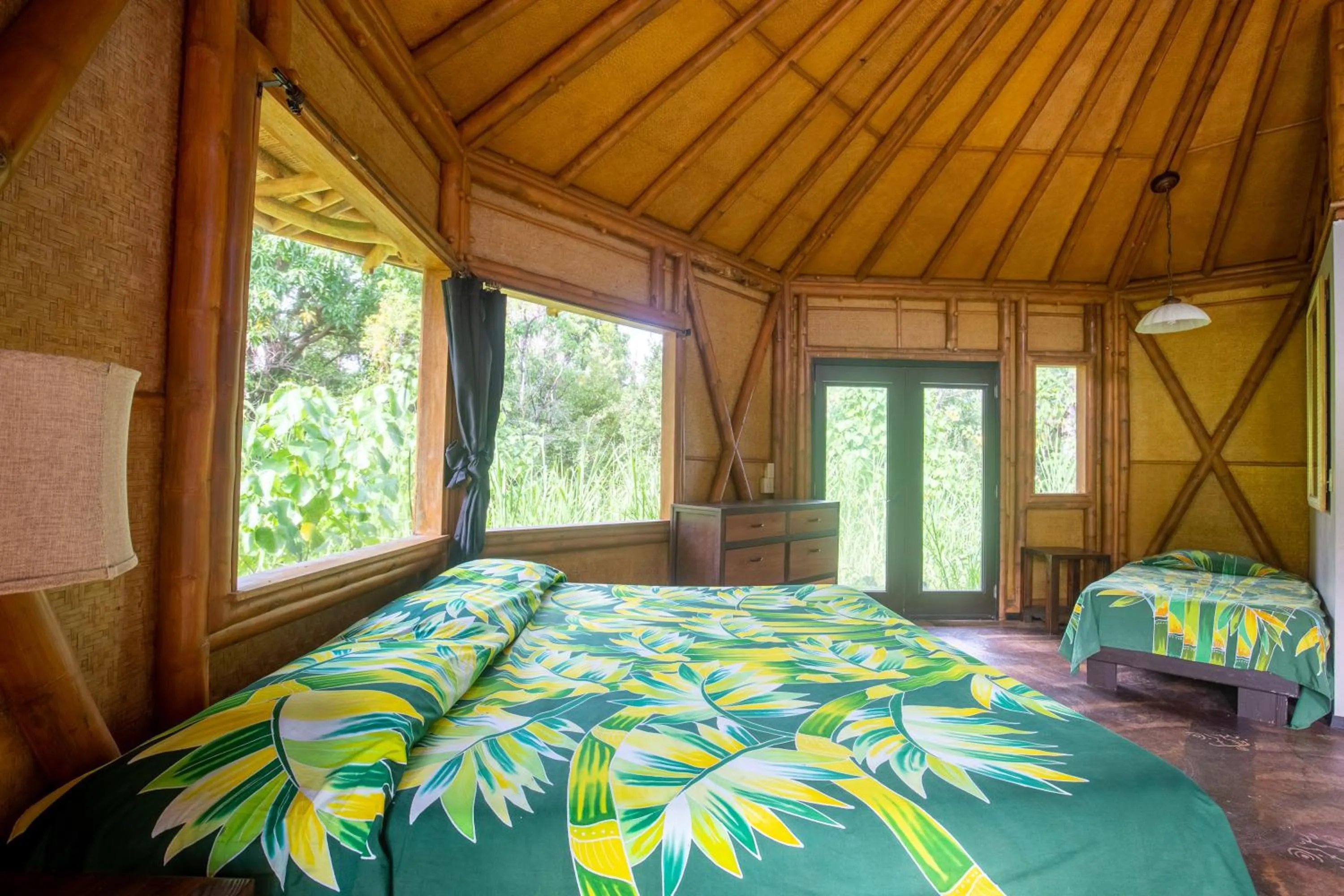 Photo of the whole room, Bed in Kalani Oceanside Retreat