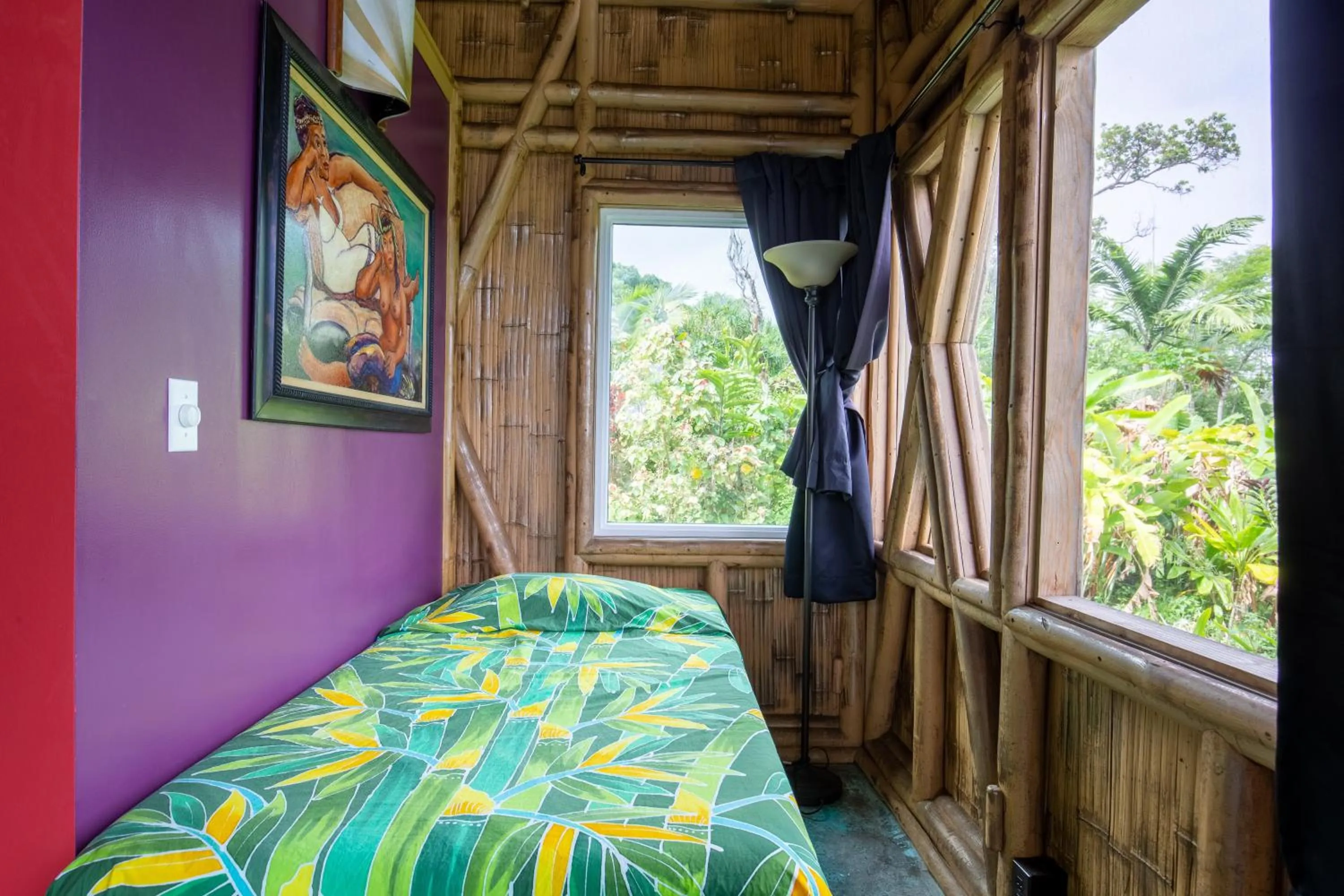 Bed in Kalani Oceanside Retreat