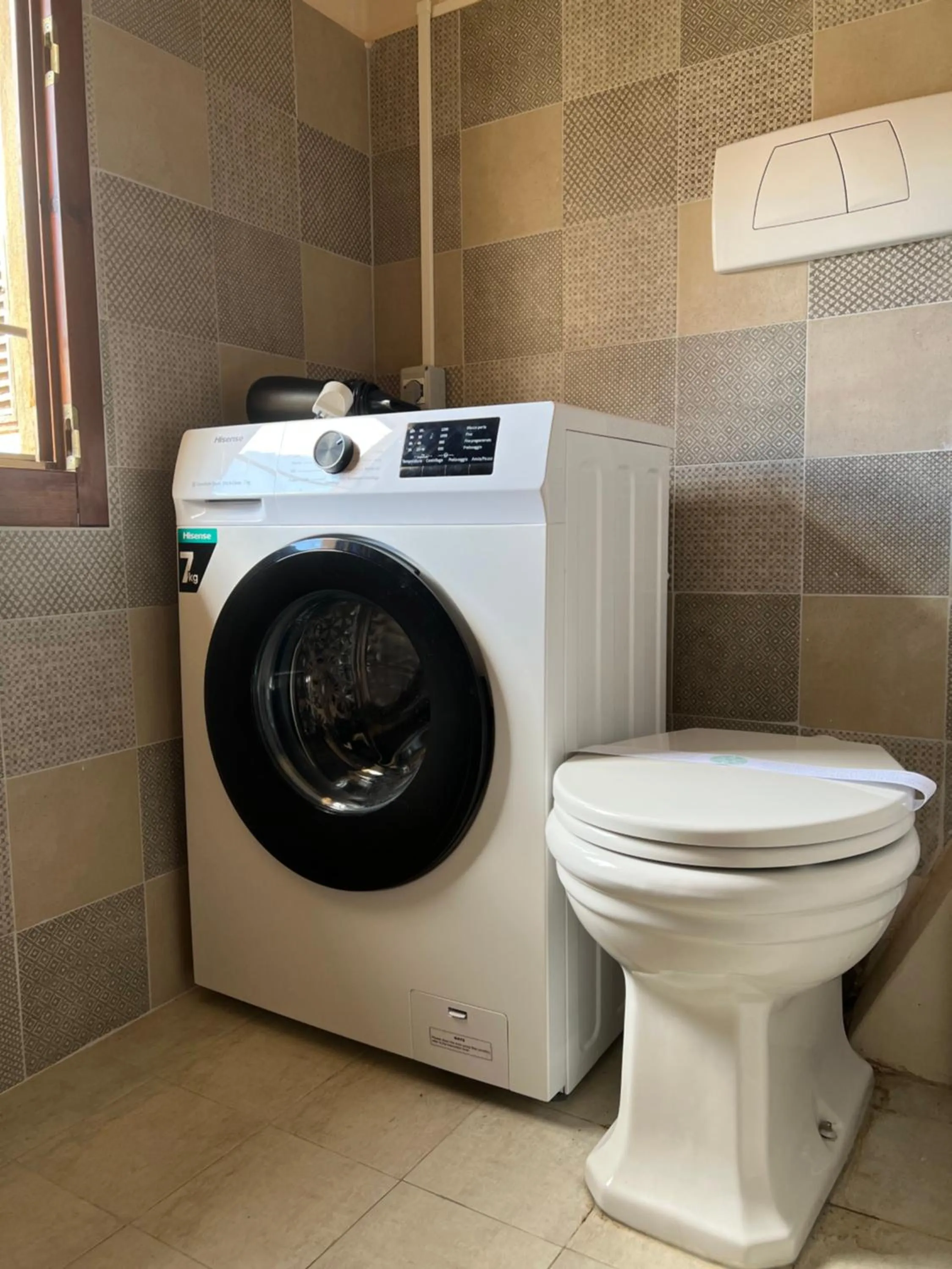 washing machine in Elegant and historic 3-Bedroom in city center -By LikeHomeFlorence