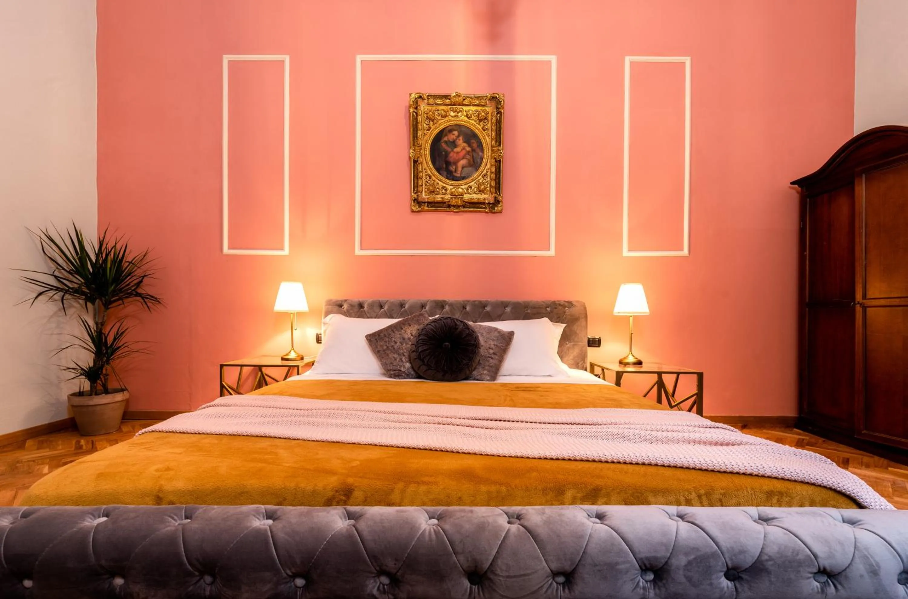 Bedroom, Bed in Elegant and historic 3-Bedroom in city center -By LikeHomeFlorence