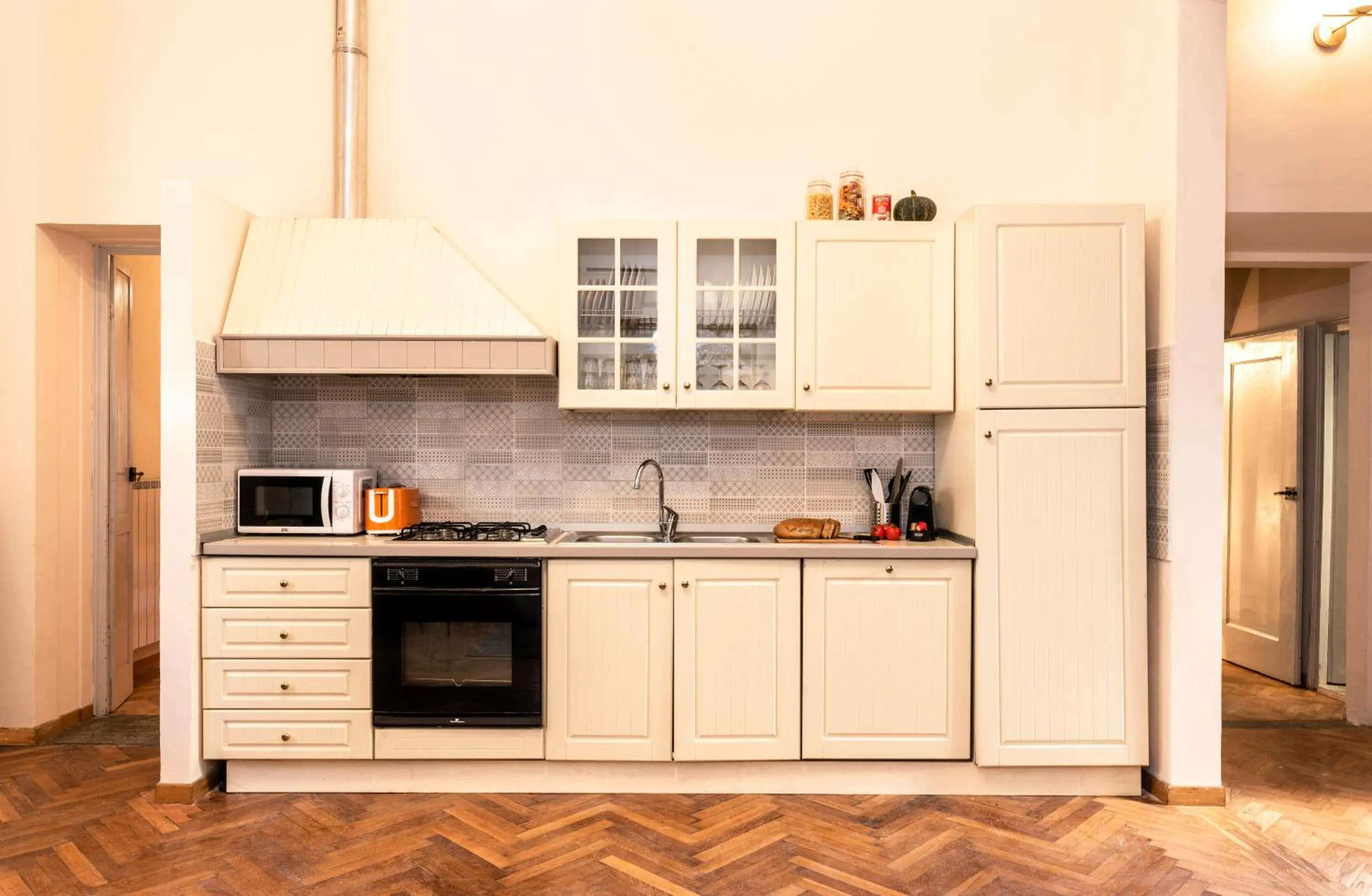 Kitchen or kitchenette in Elegant and historic 3-Bedroom in city center -By LikeHomeFlorence