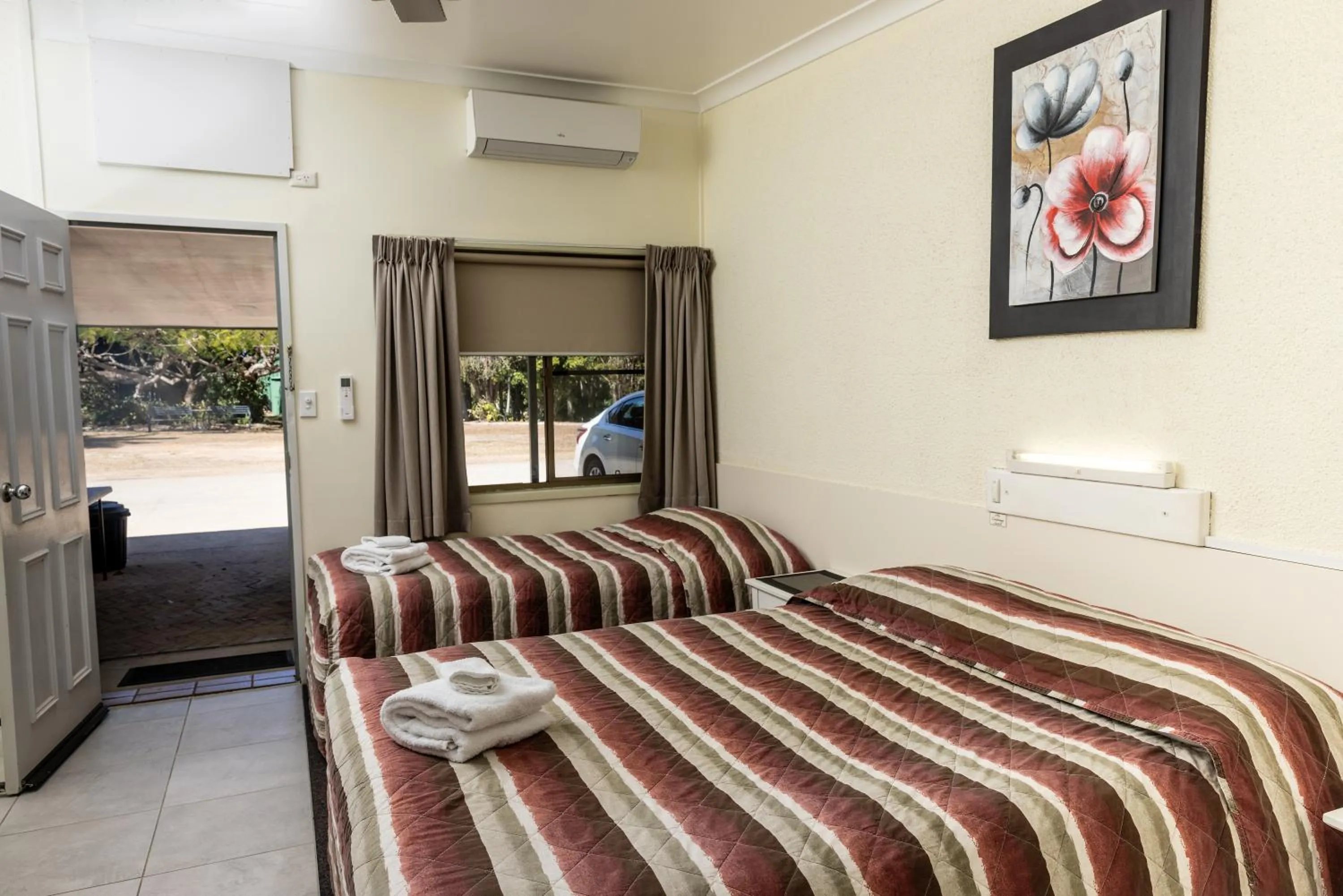 Bed in Benaraby Hilltop MotorInn