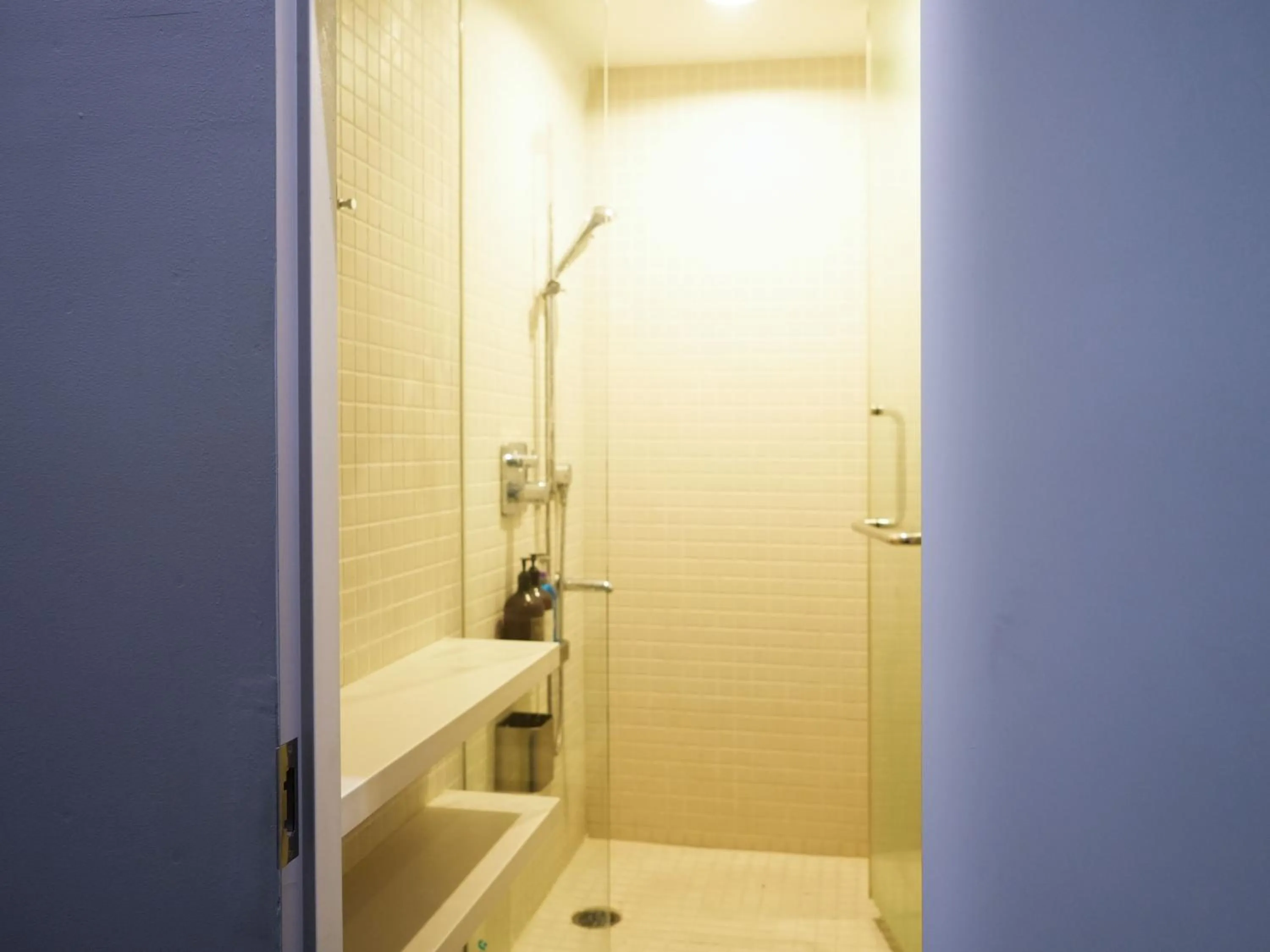 Shower in Rembrandt Cabin Shinjuku Shin-Okubo