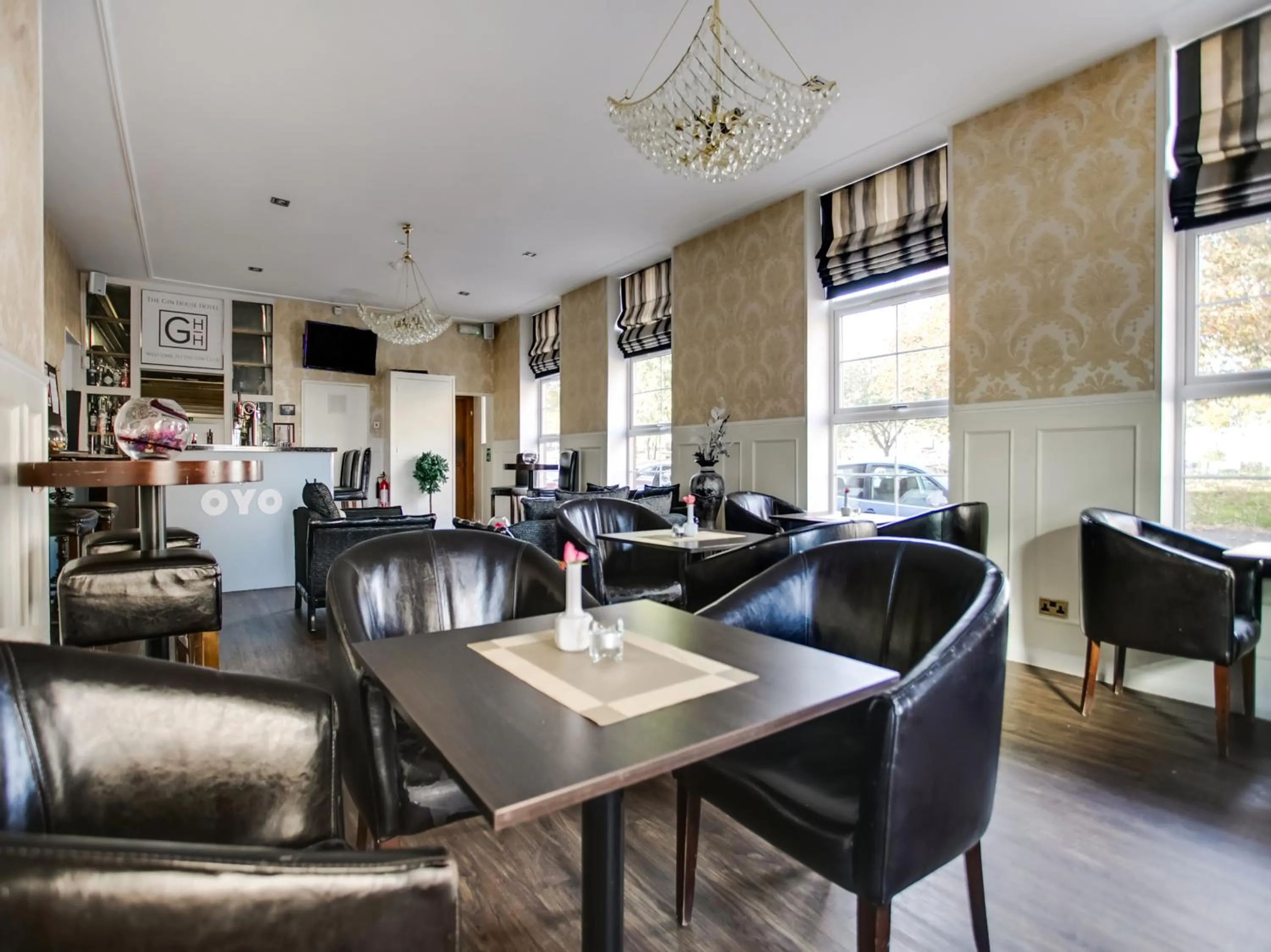 Restaurant/places to eat in OYO Gin House Hotel