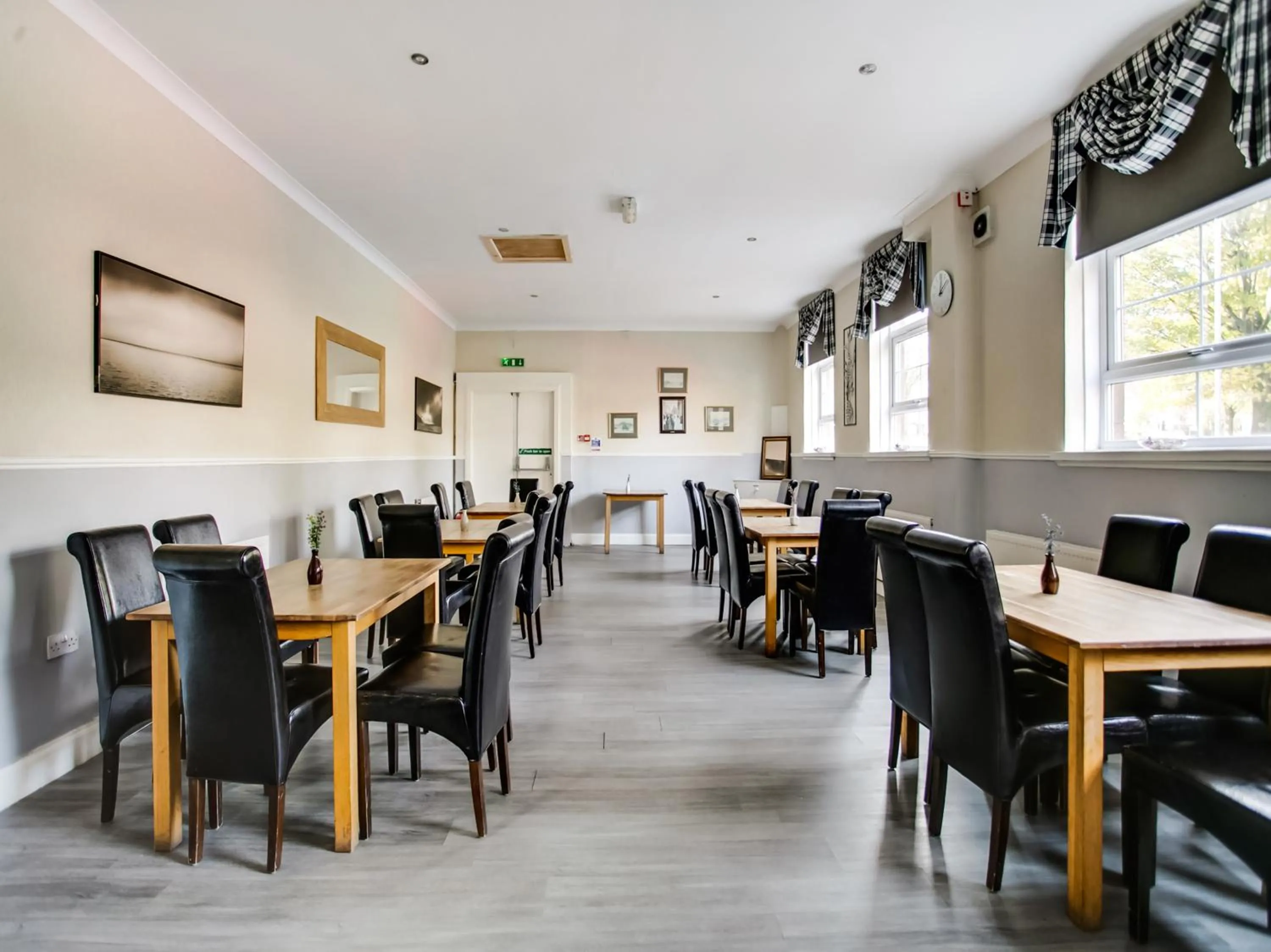 Restaurant/places to eat in OYO Gin House Hotel