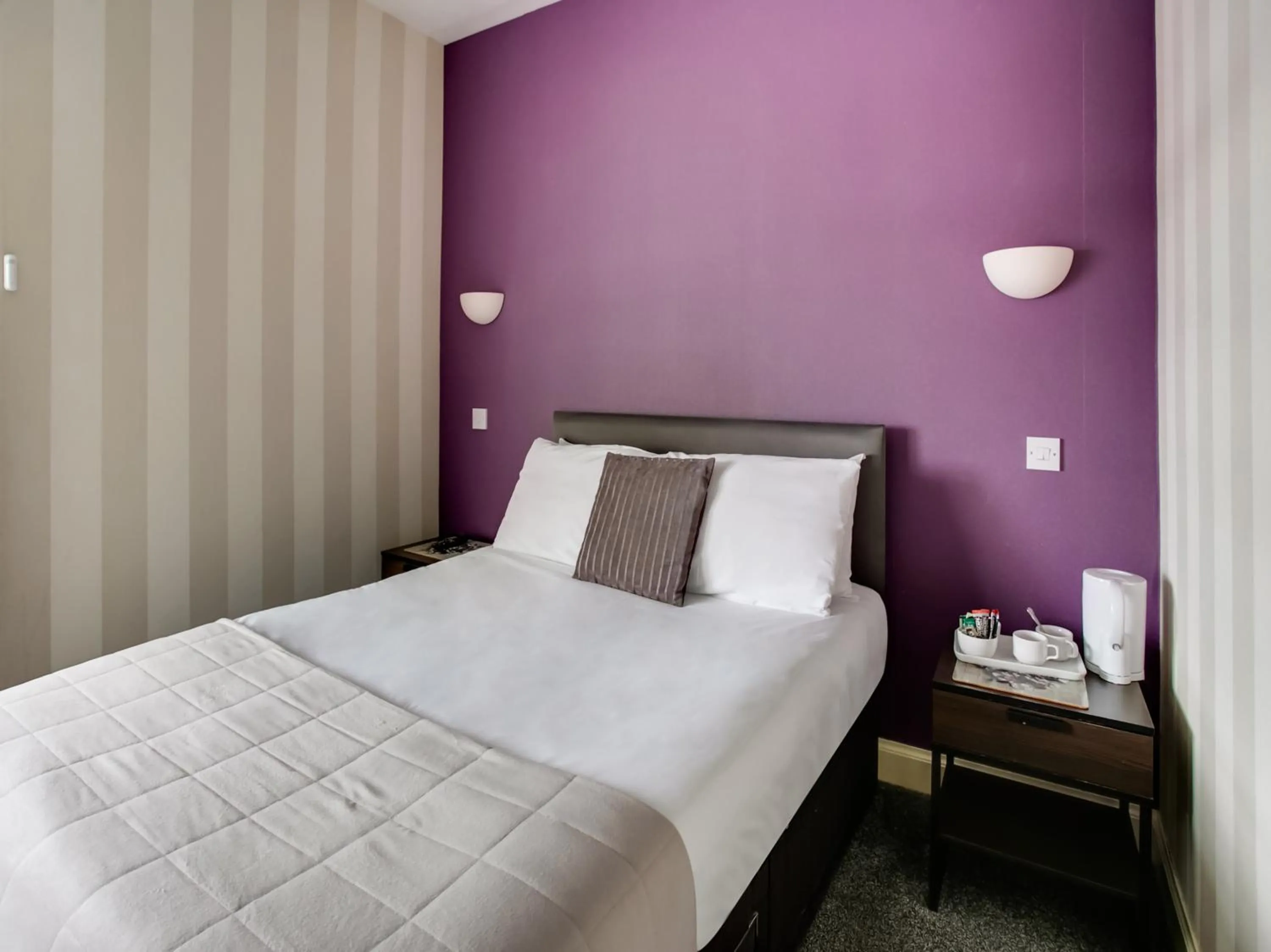 Photo of the whole room, Bed in OYO Gin House Hotel