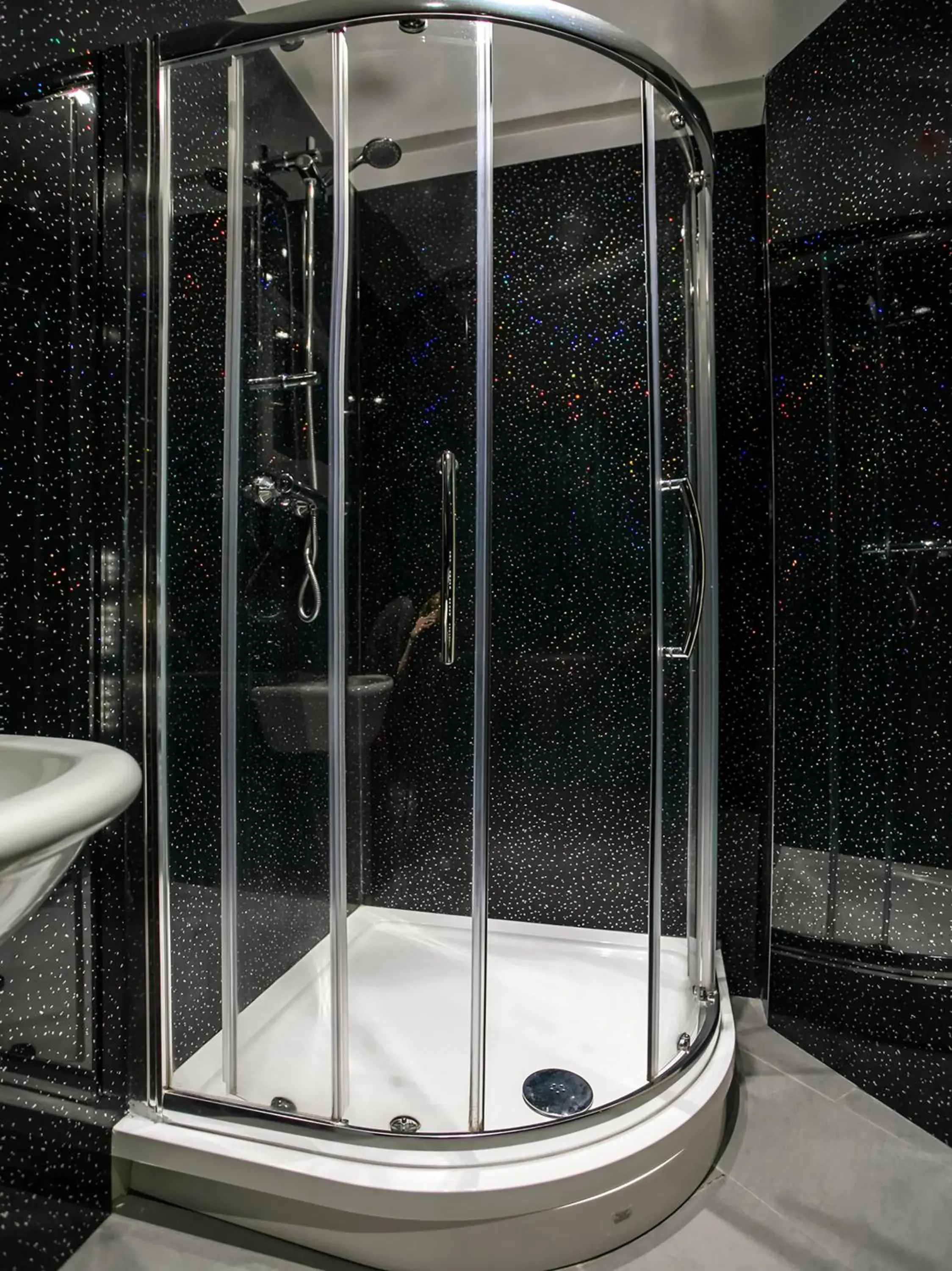 Bathroom in OYO Gin House Hotel Bathroom in OYO Gin House Hotel