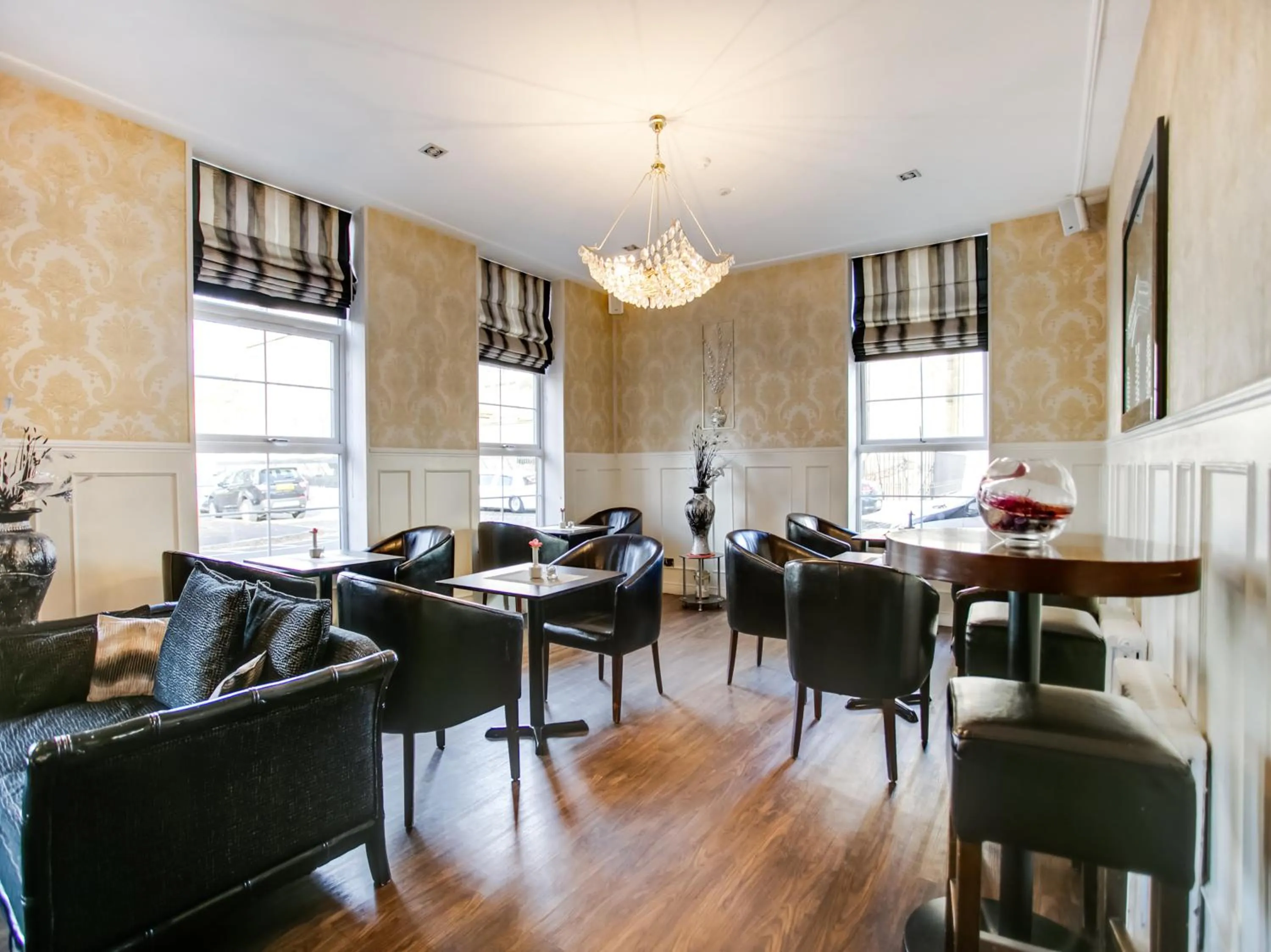 Seating area in OYO Gin House Hotel