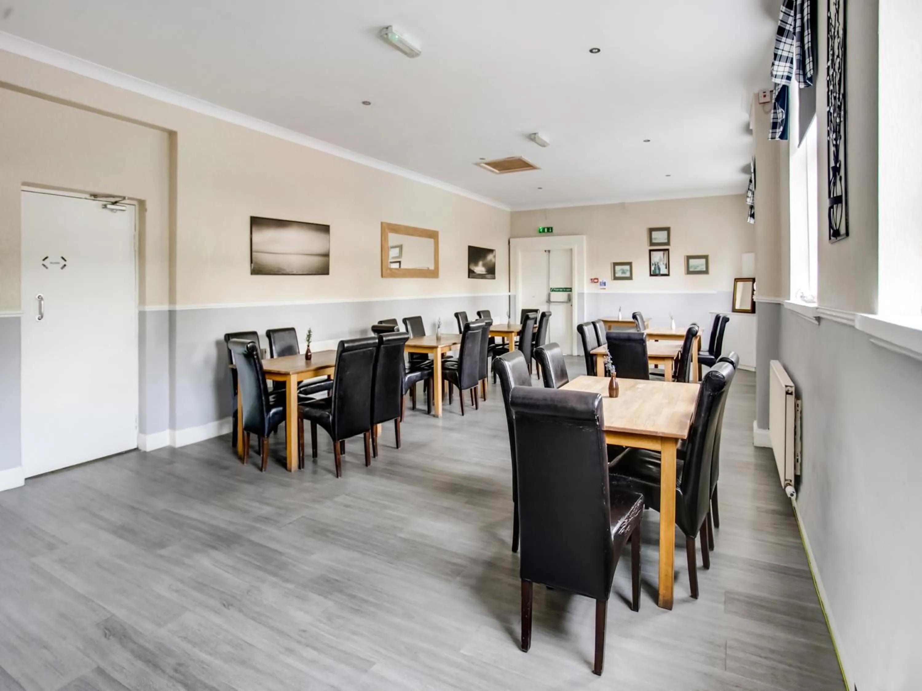 Restaurant/places to eat in OYO Gin House Hotel