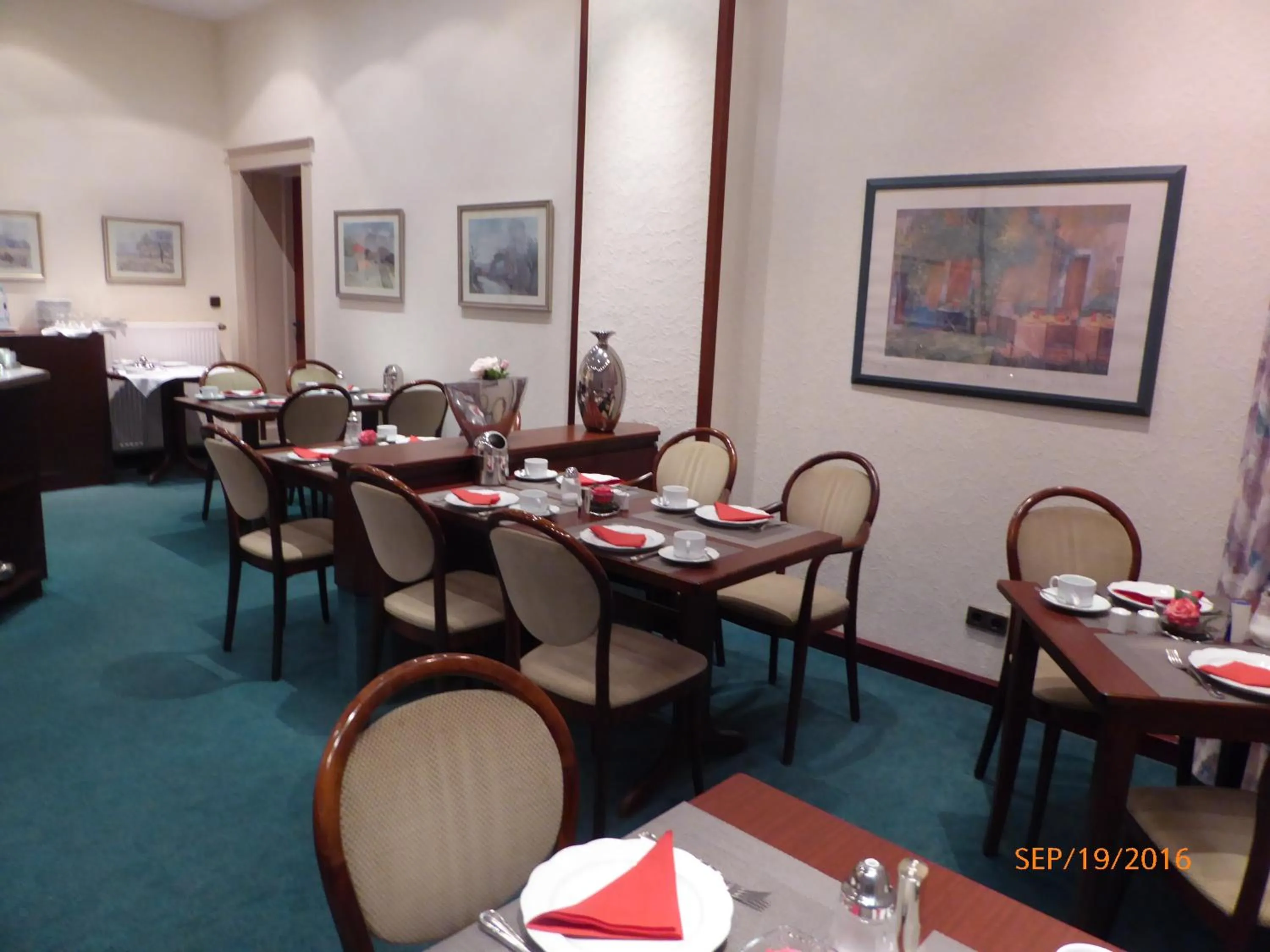 Restaurant/places to eat in Astoria Hotel