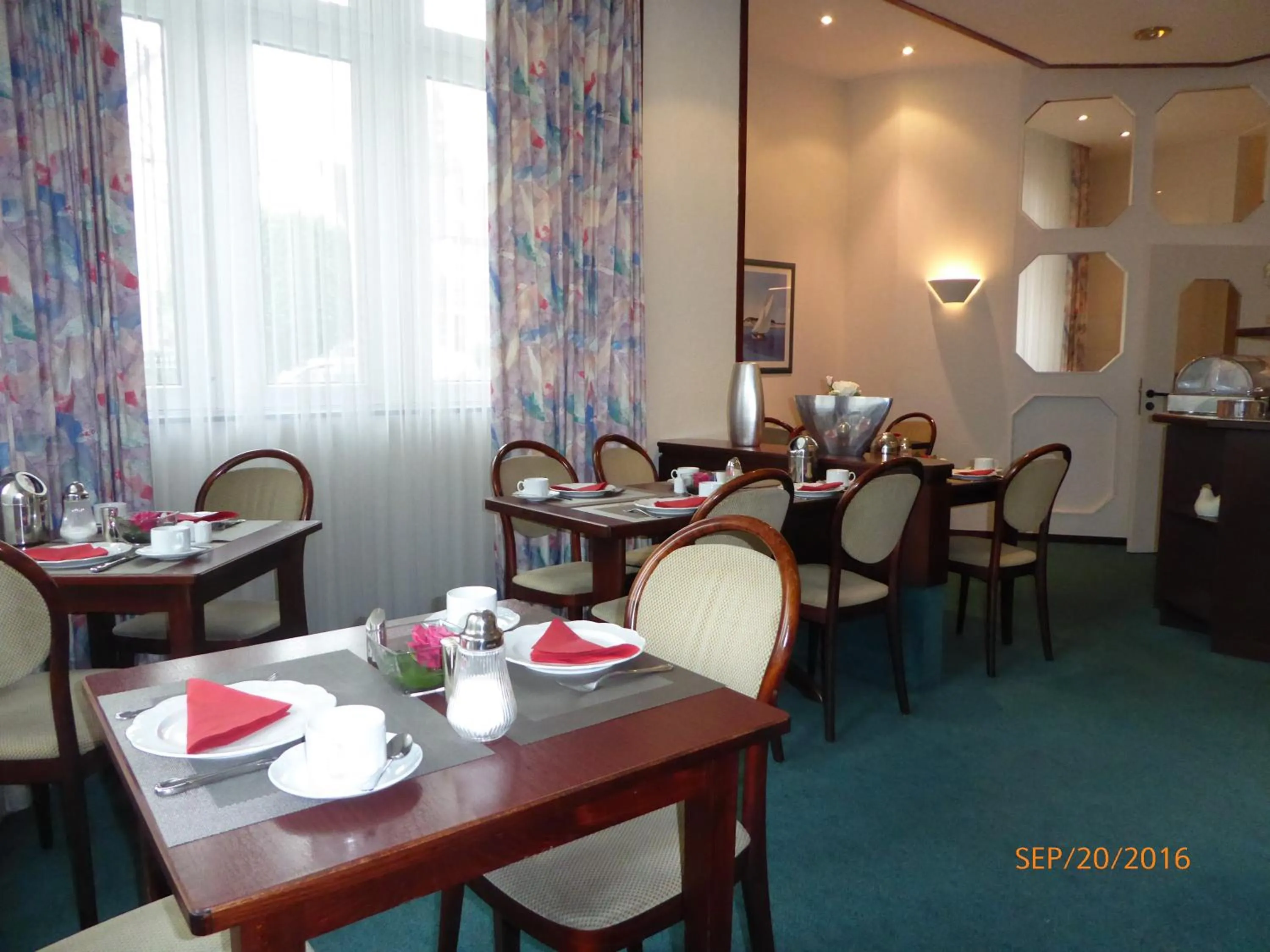 Restaurant/places to eat in Astoria Hotel