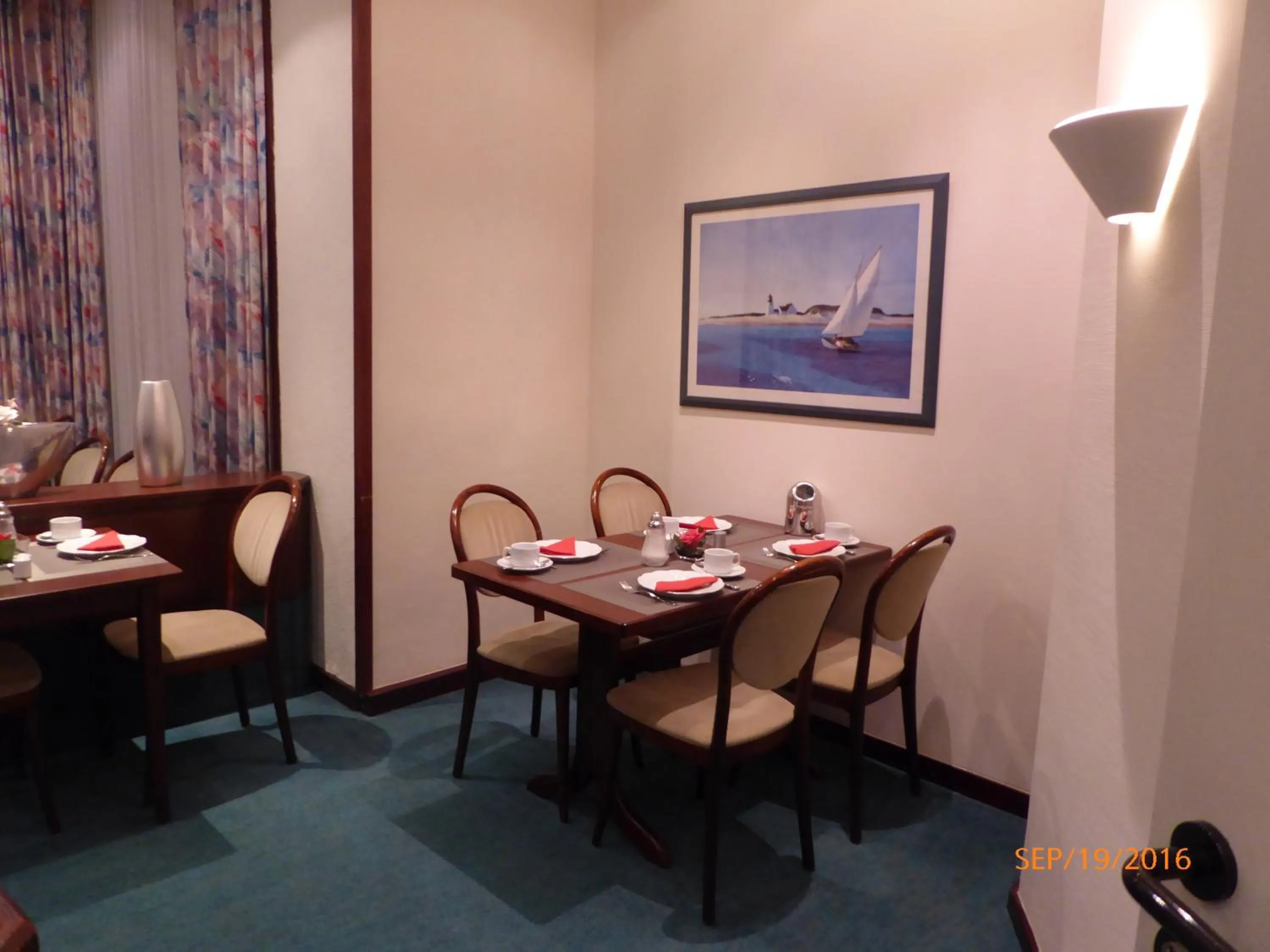 Restaurant/places to eat in Astoria Hotel