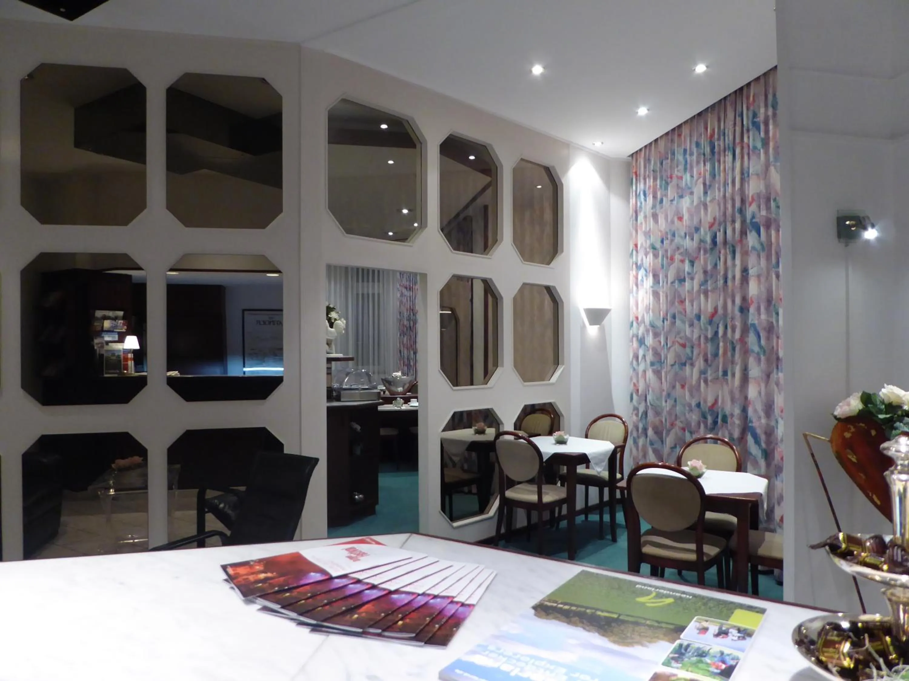 Restaurant/places to eat in Astoria Hotel