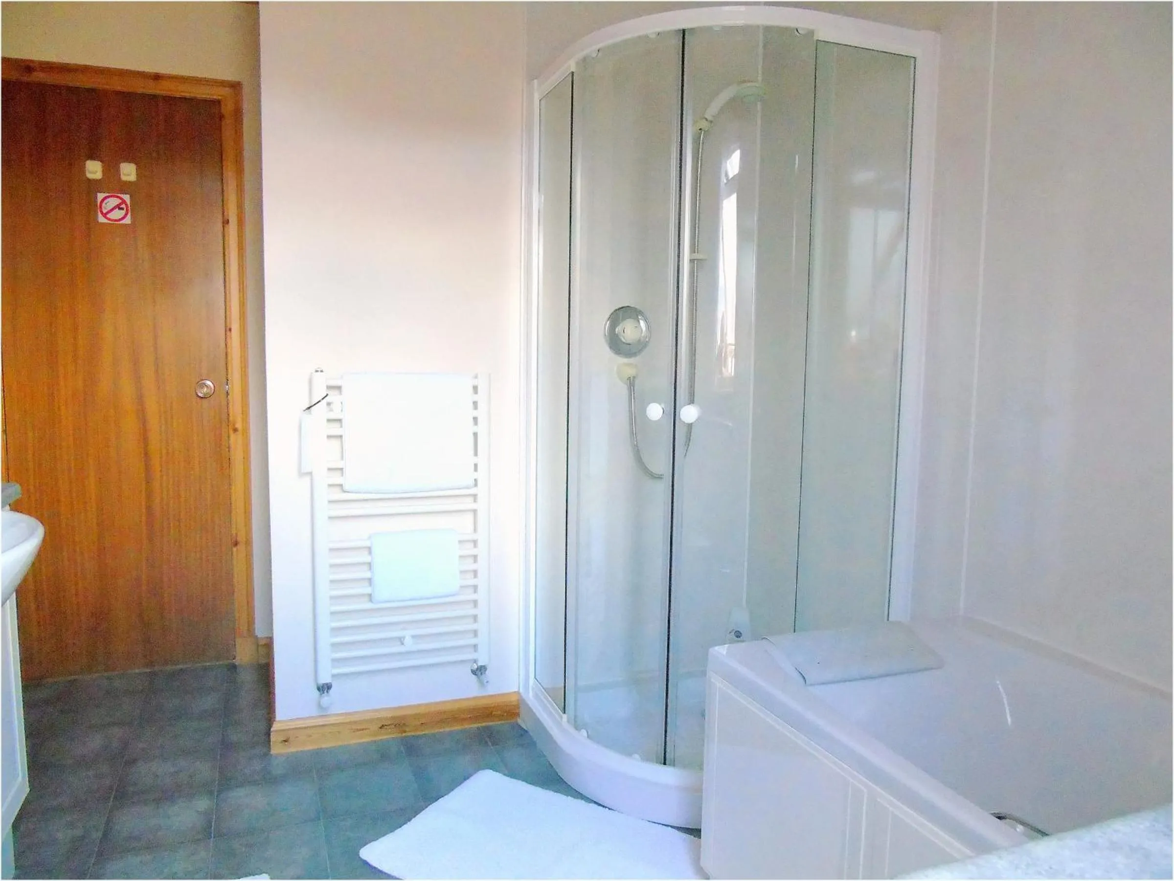 Bathroom in Jomarnic B&B