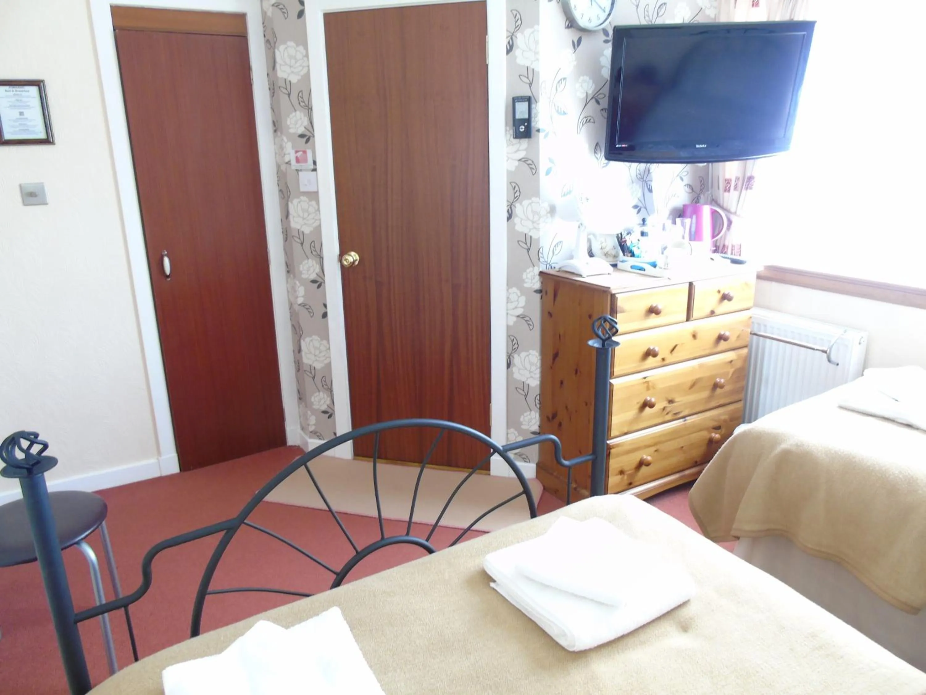 Photo of the whole room in Jomarnic B&B