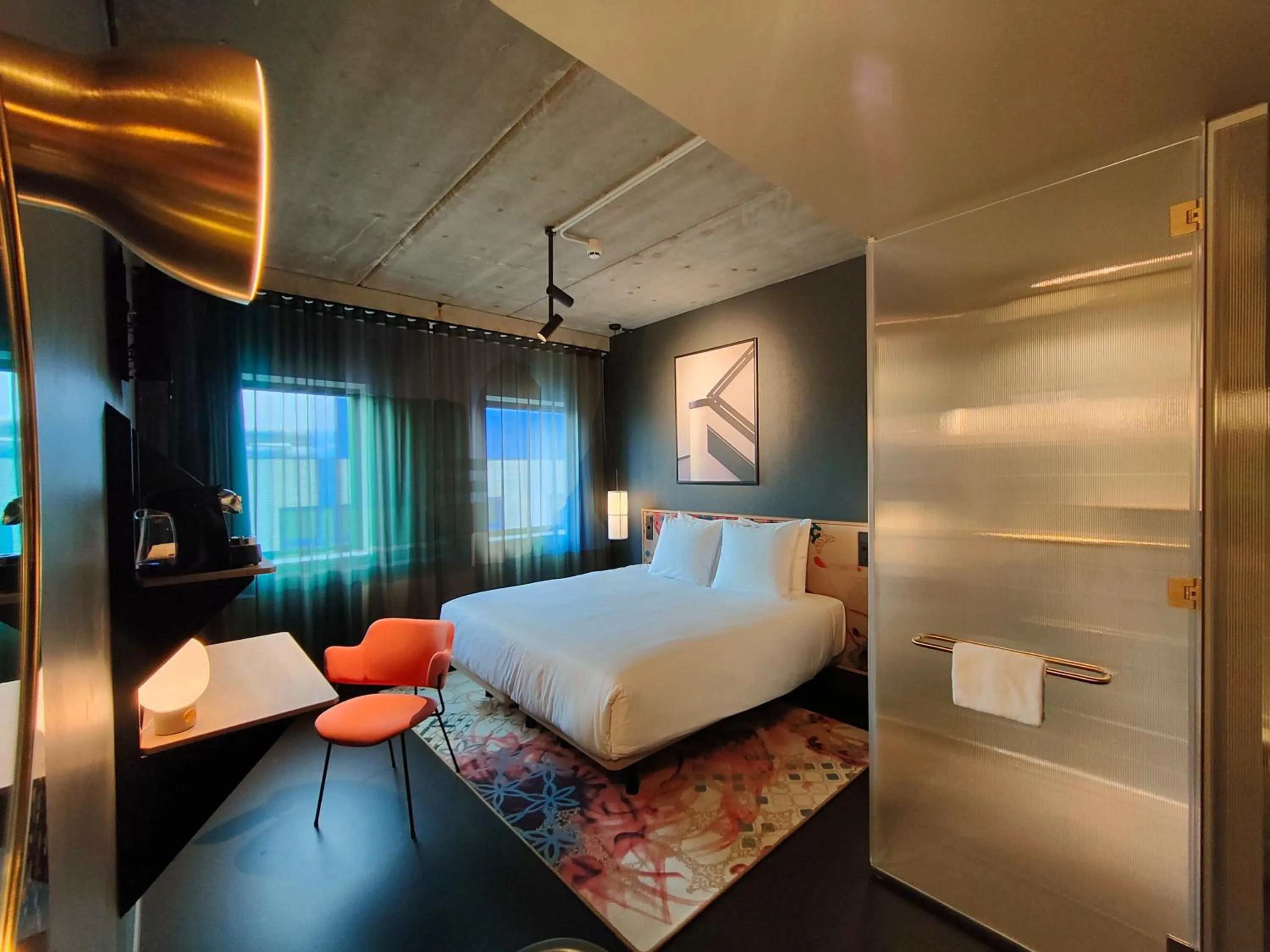 Bathroom, Bed in The Florian Amsterdam Schiphol Airport, WorldHotels Crafted
