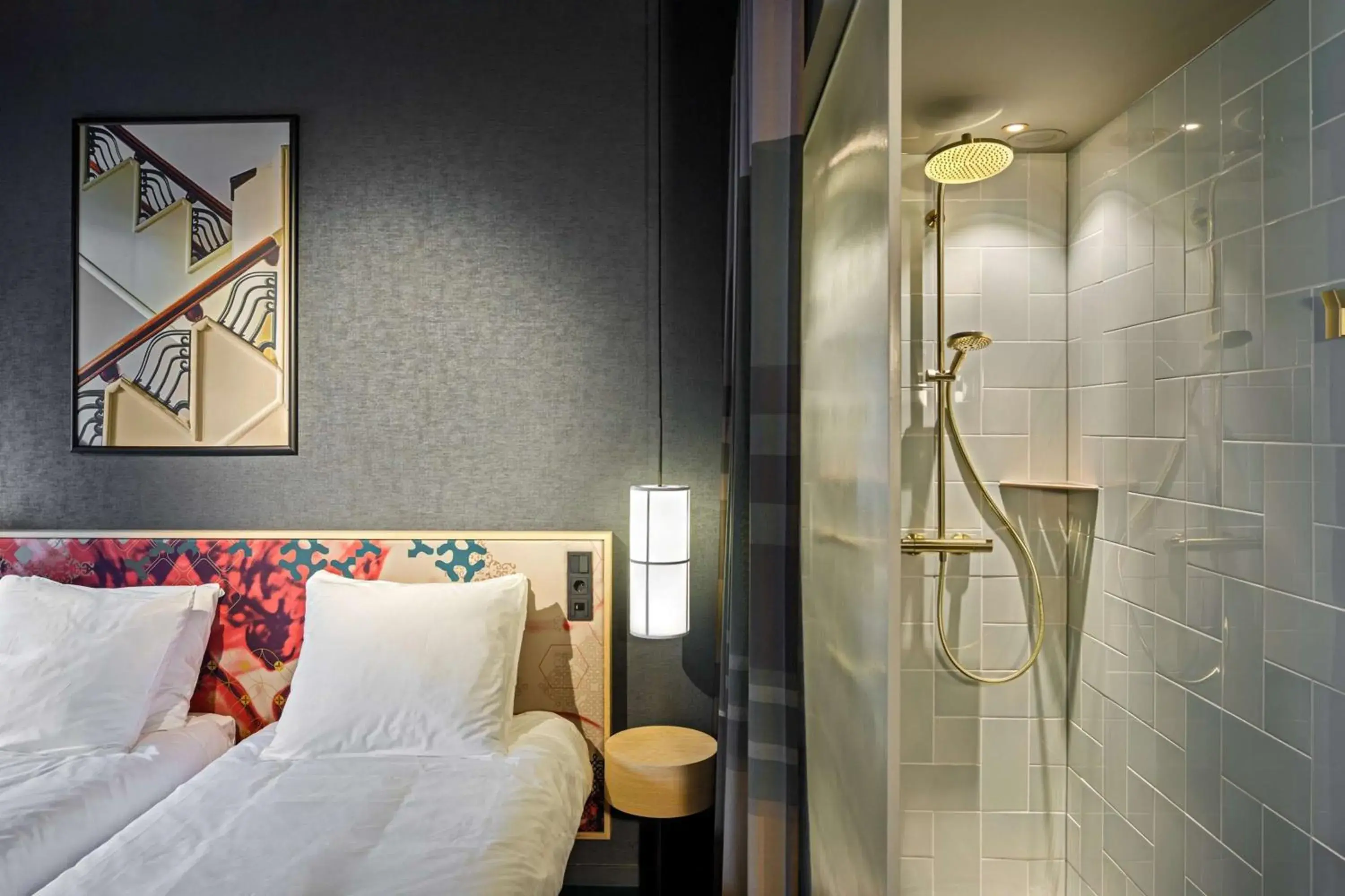 Shower, Bed in The Florian Amsterdam Schiphol Airport, WorldHotels Crafted Shower, Bed in The Florian Amsterdam Schiphol Airport, WorldHotels Crafted