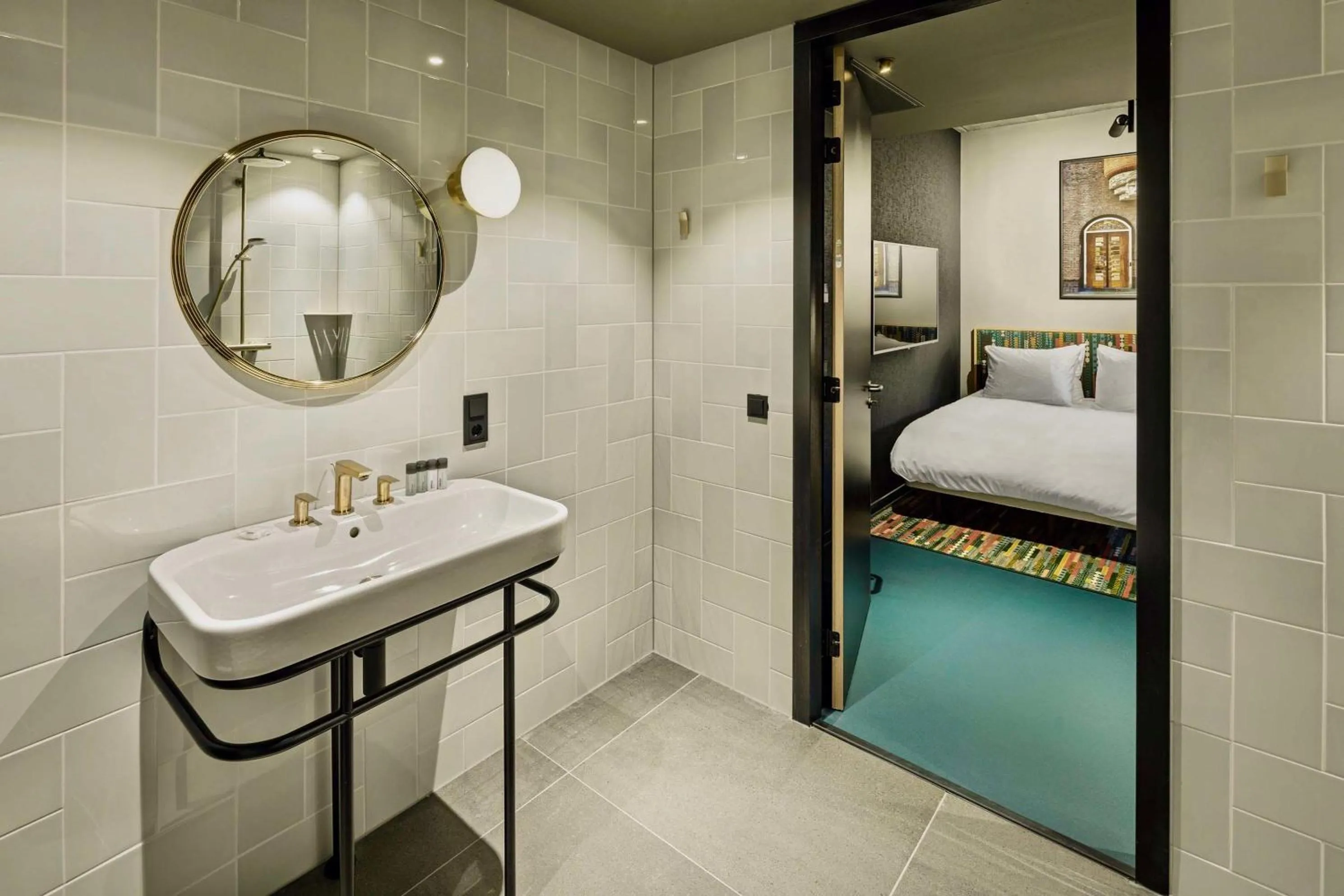 Bathroom, Bed in The Florian Amsterdam Schiphol Airport, WorldHotels Crafted