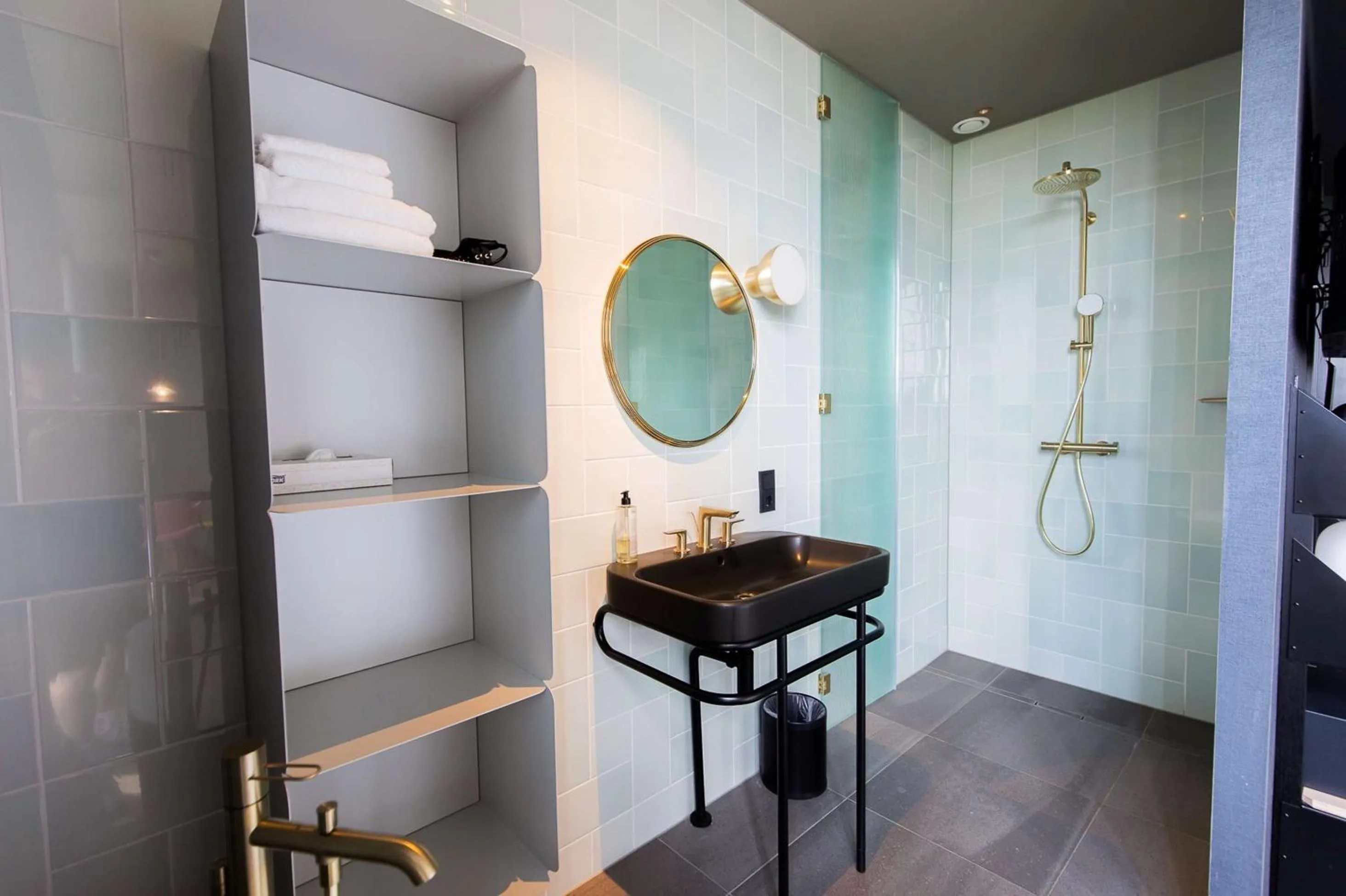 Shower in The Florian Amsterdam Schiphol Airport, WorldHotels Crafted