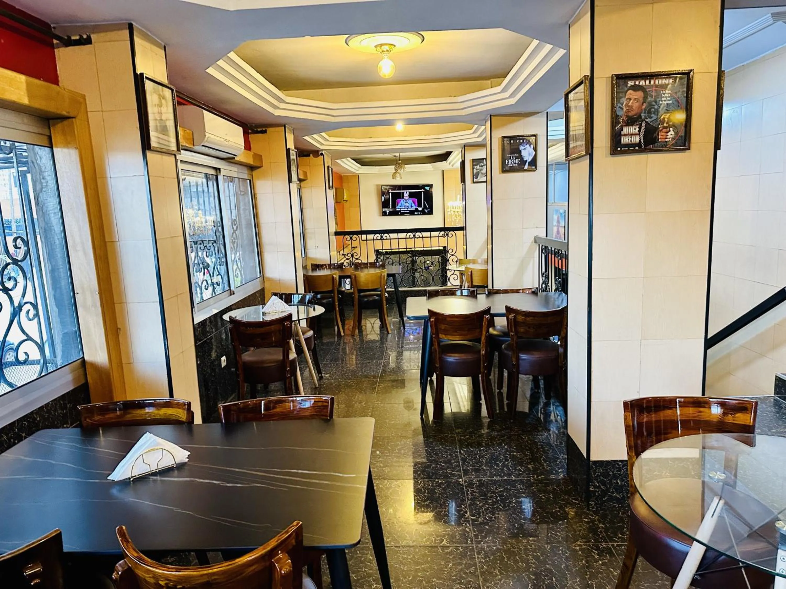 Restaurant/places to eat in Yaahot