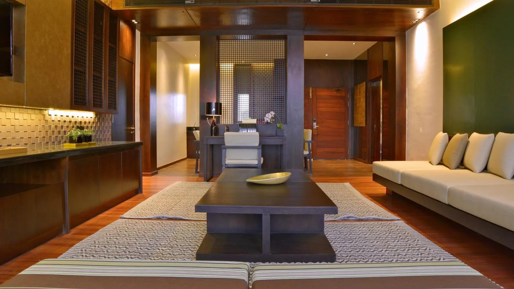 Living room, Bed in Emerald Palace Hotel