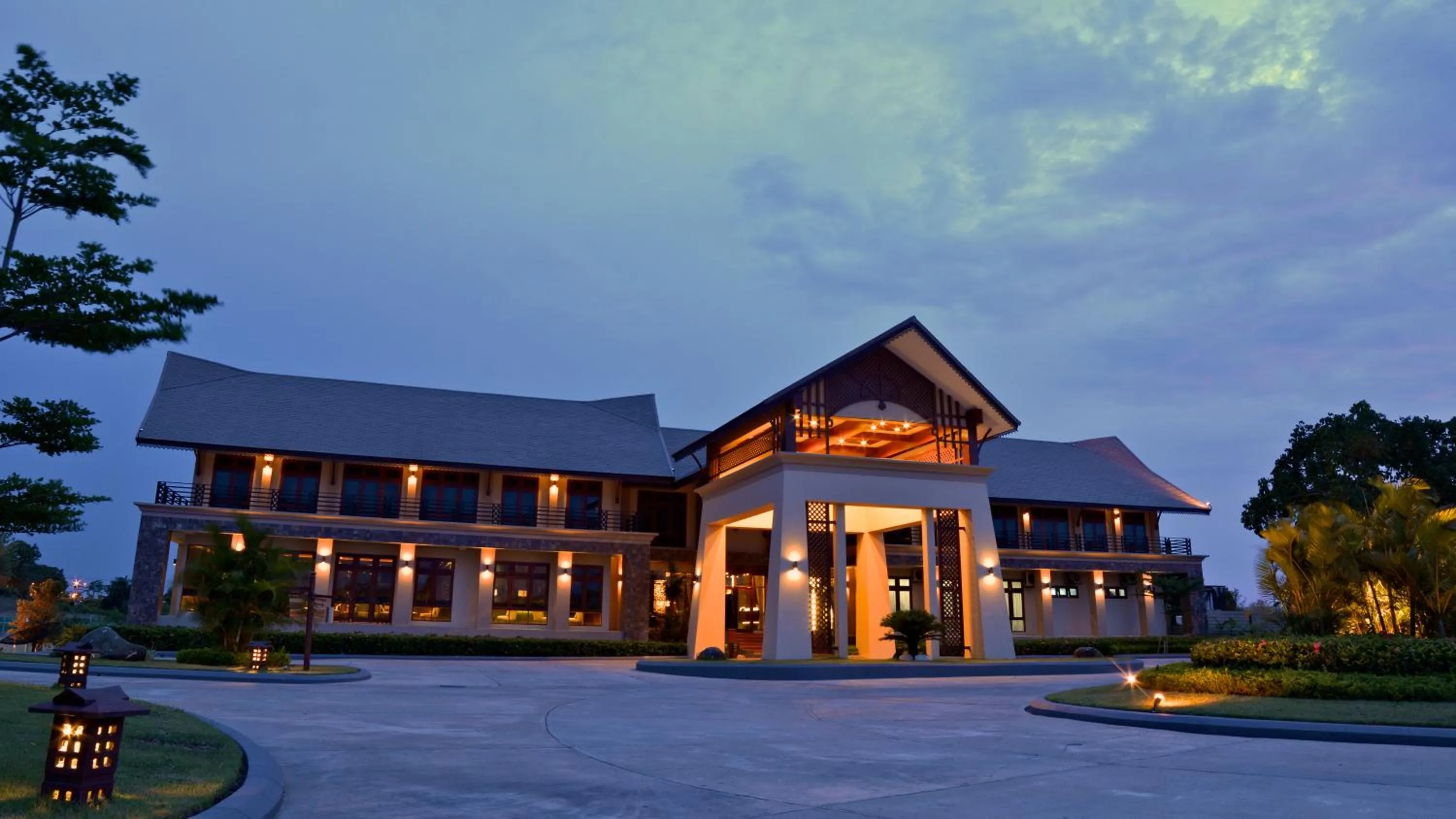 Facade/entrance in Emerald Palace Hotel