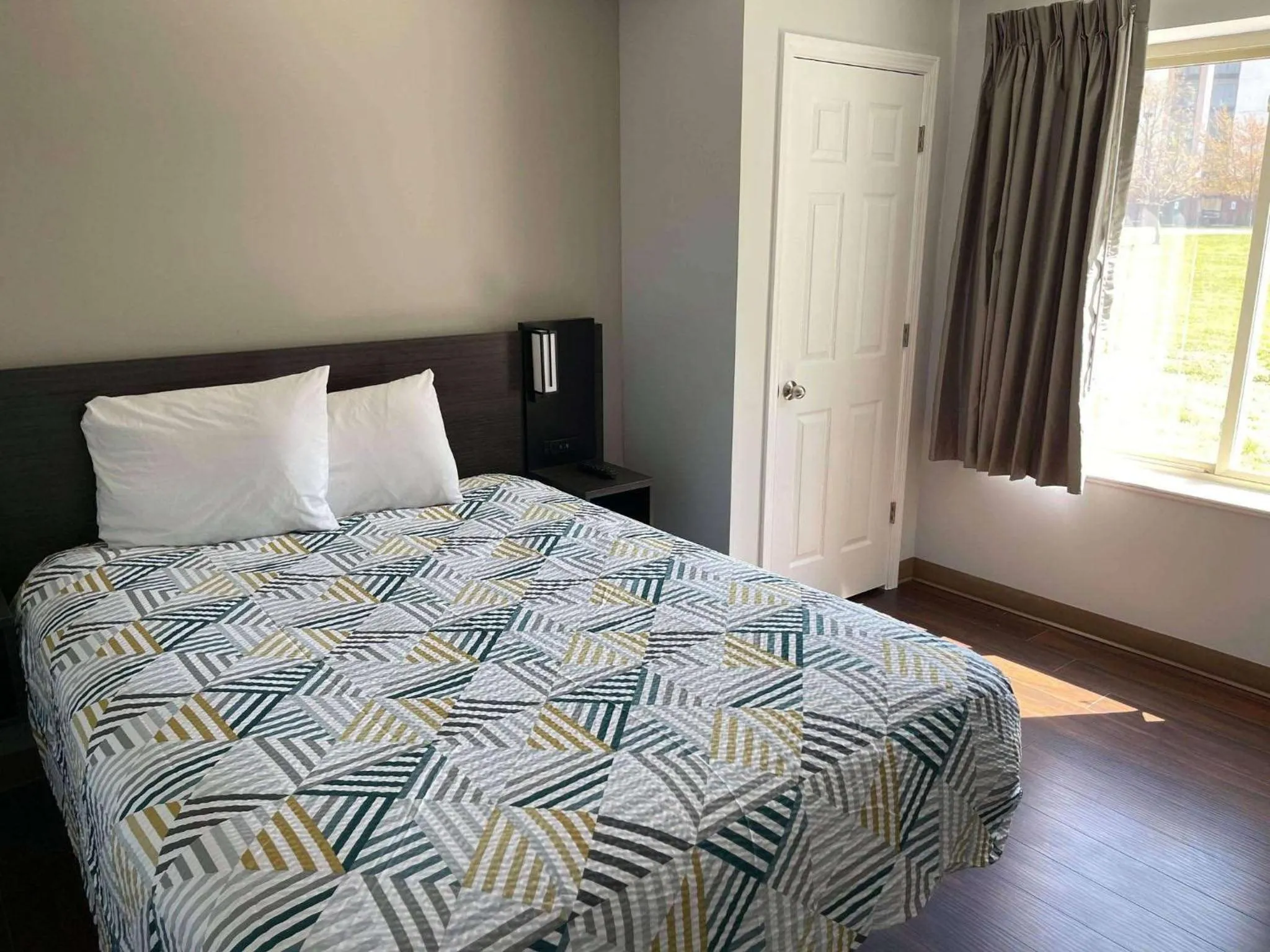 Photo of the whole room, Bed in Studio 6 Peoria IL