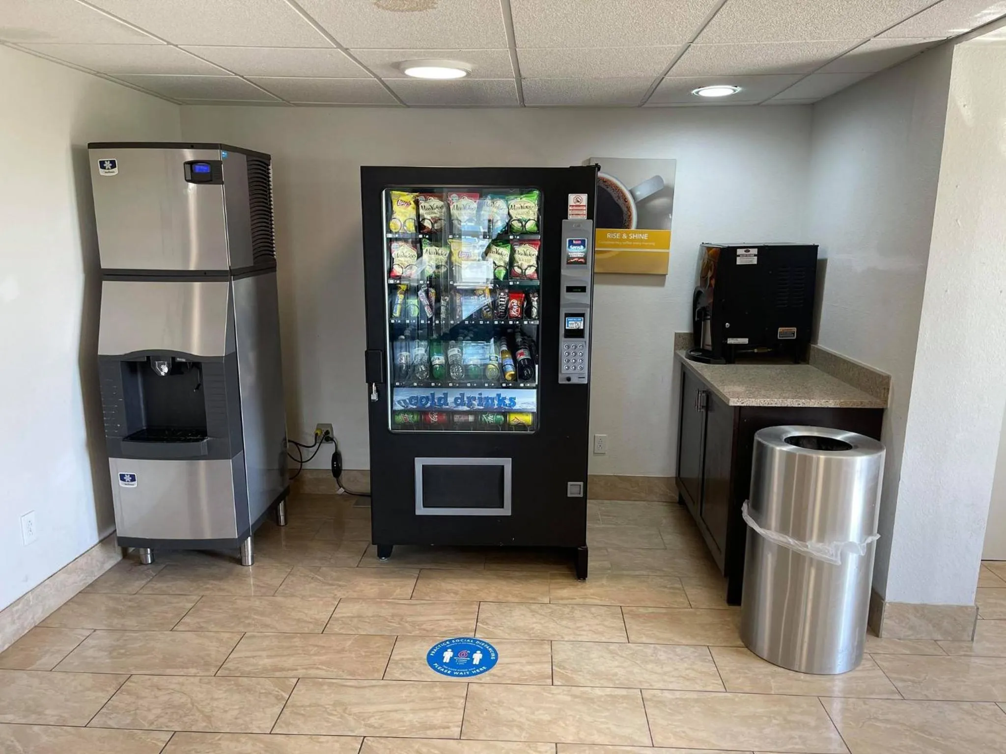 Shopping Area in Studio 6 Peoria IL