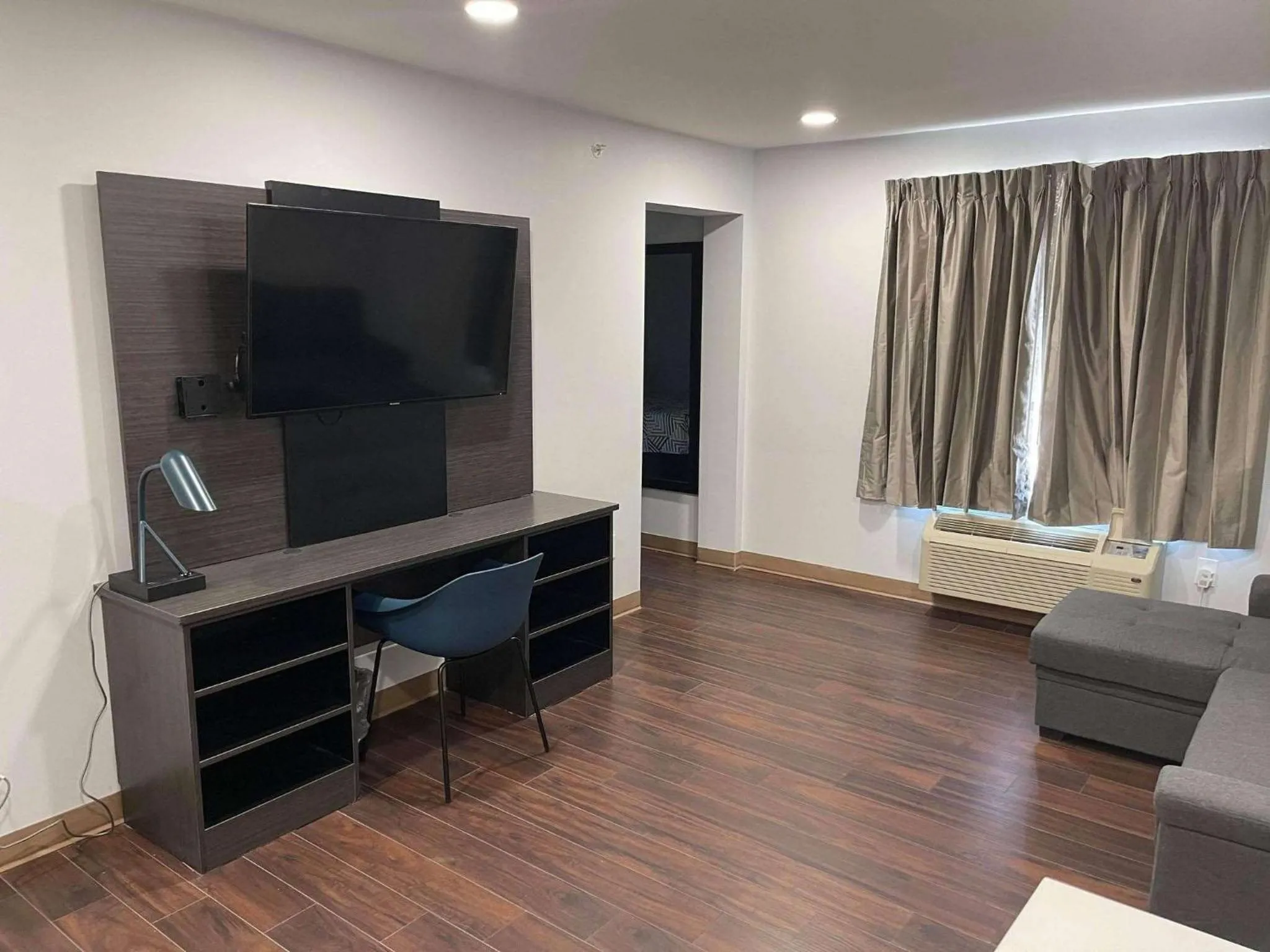 Photo of the whole room in Studio 6 Peoria IL