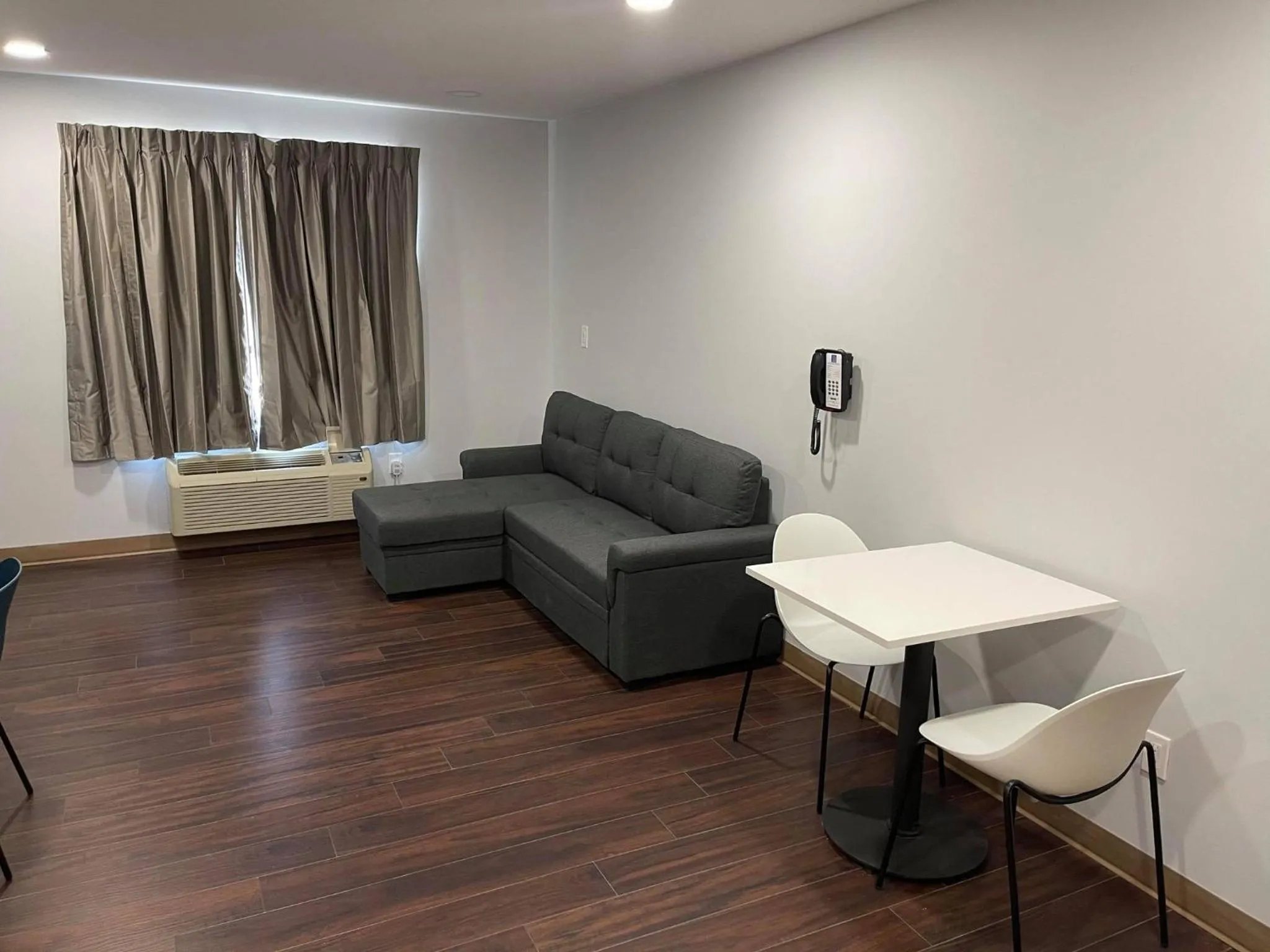 Living room in Studio 6 Peoria IL