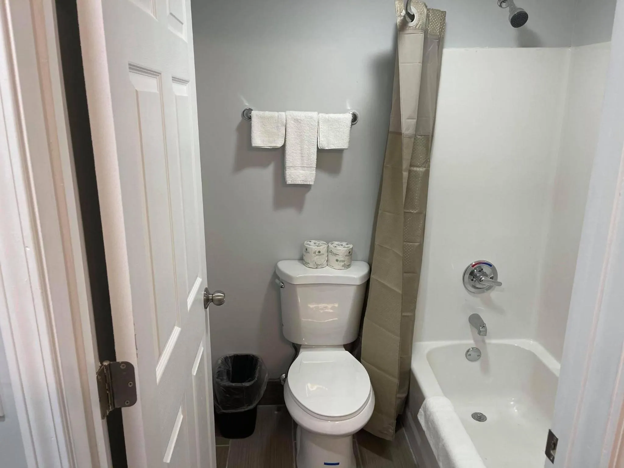 Bathroom in Studio 6 Peoria IL