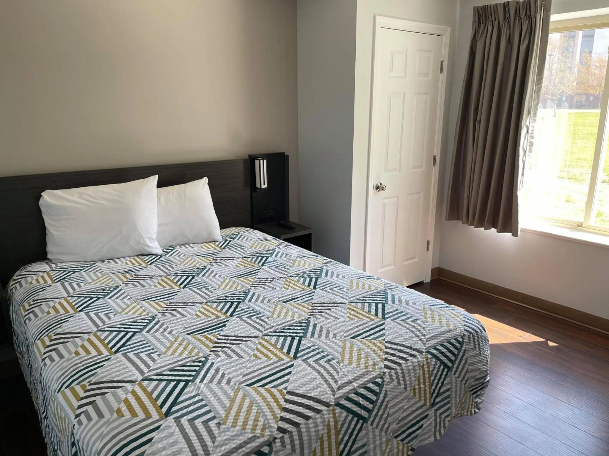 Bedroom, Bed in Studio 6 Peoria IL