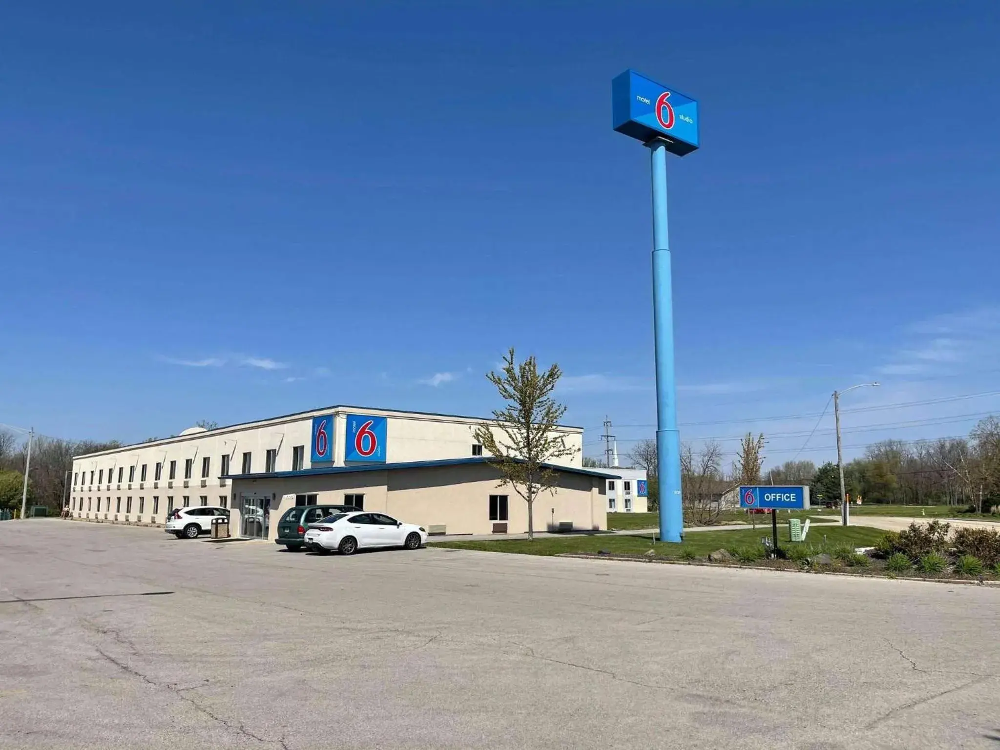 Property building in Studio 6 Peoria IL Property building in Studio 6 Peoria IL