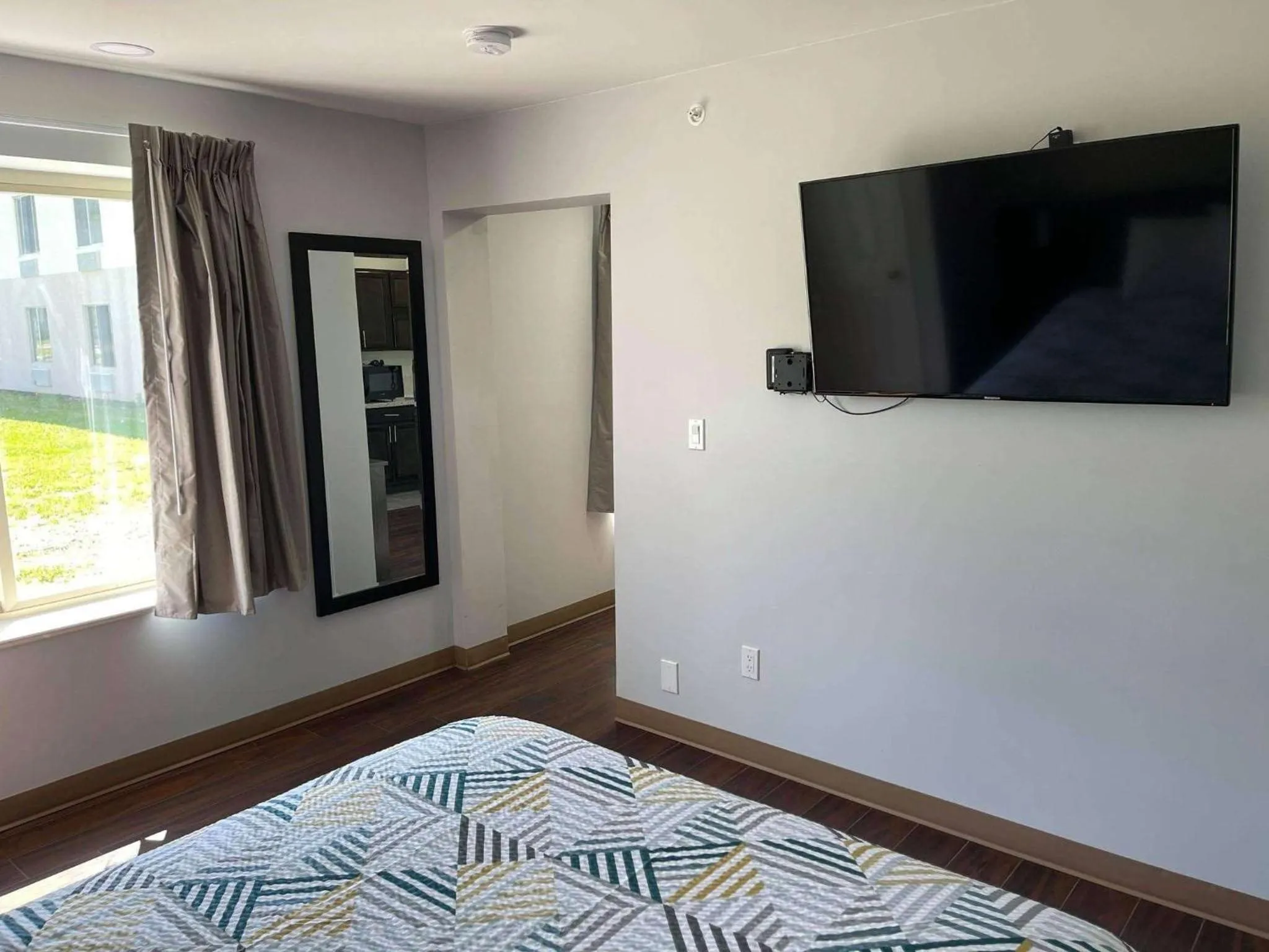 Photo of the whole room, Bed in Studio 6 Peoria IL