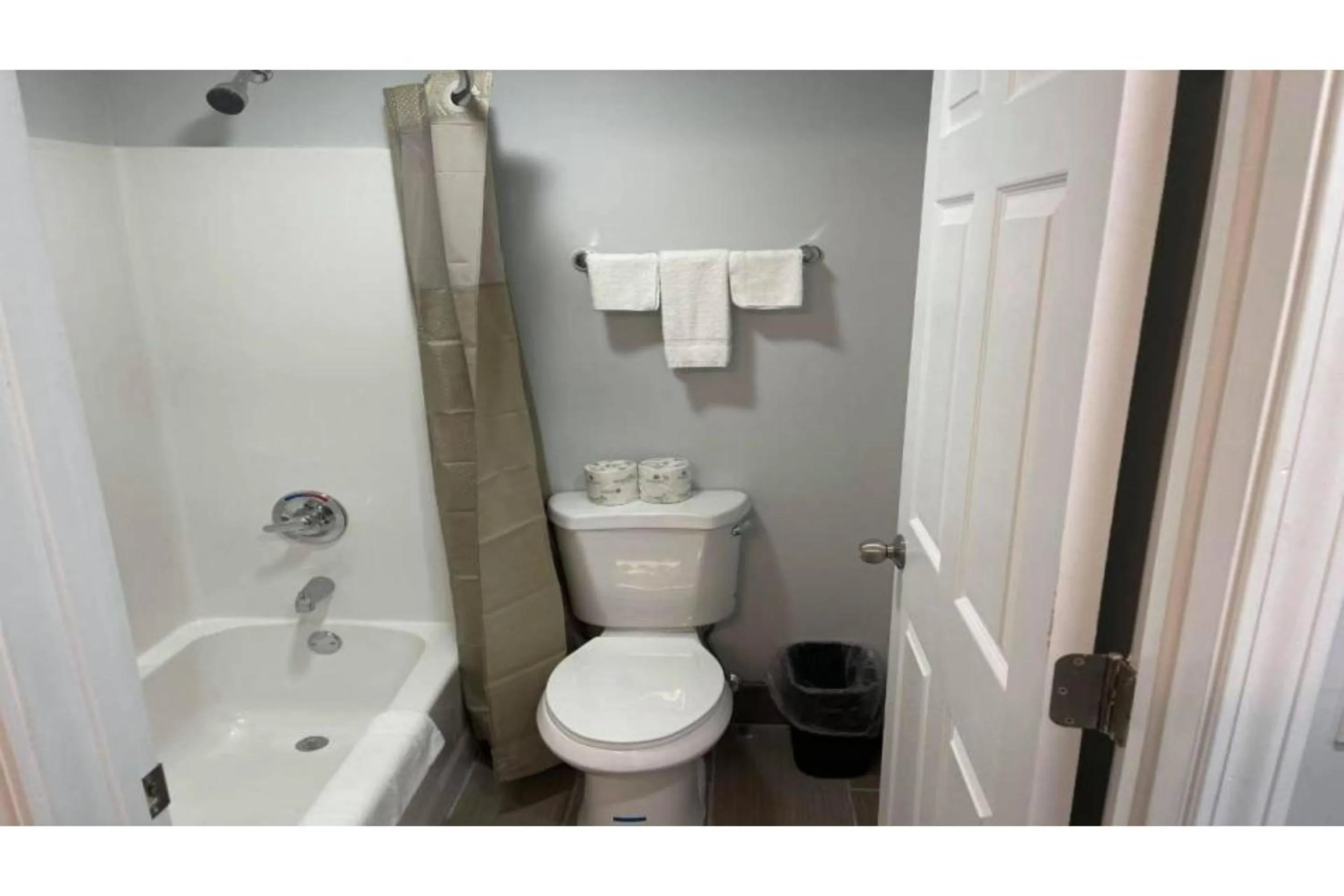 Bathroom in Studio 6 Peoria IL