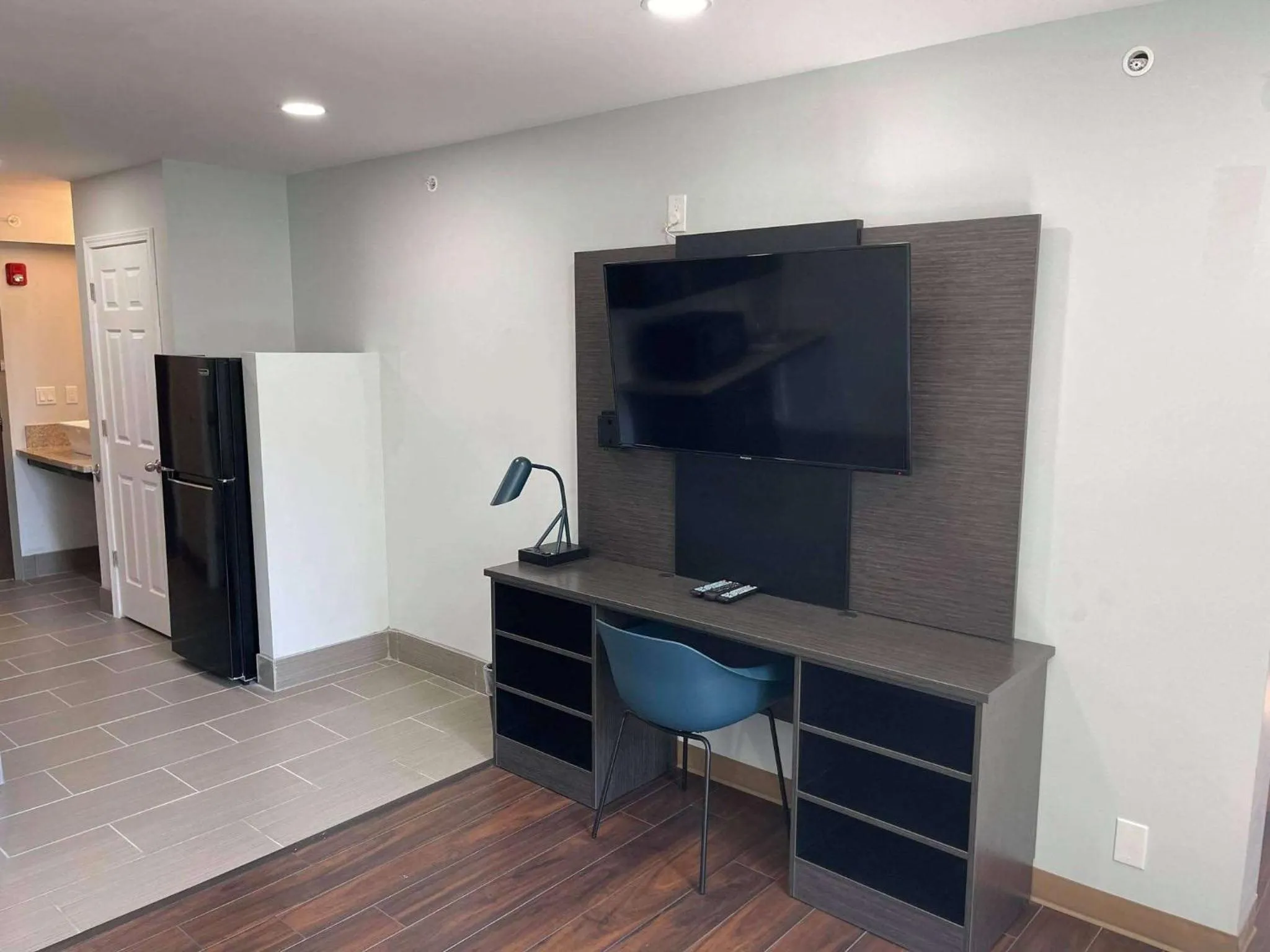 Photo of the whole room in Studio 6 Peoria IL