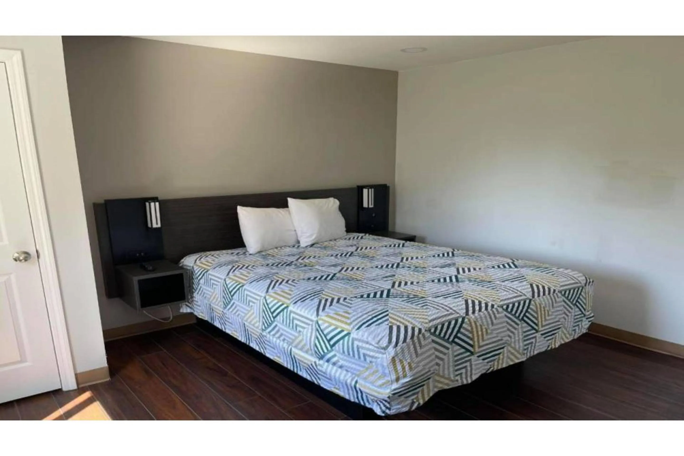 Bedroom, Bed in Studio 6 Peoria IL