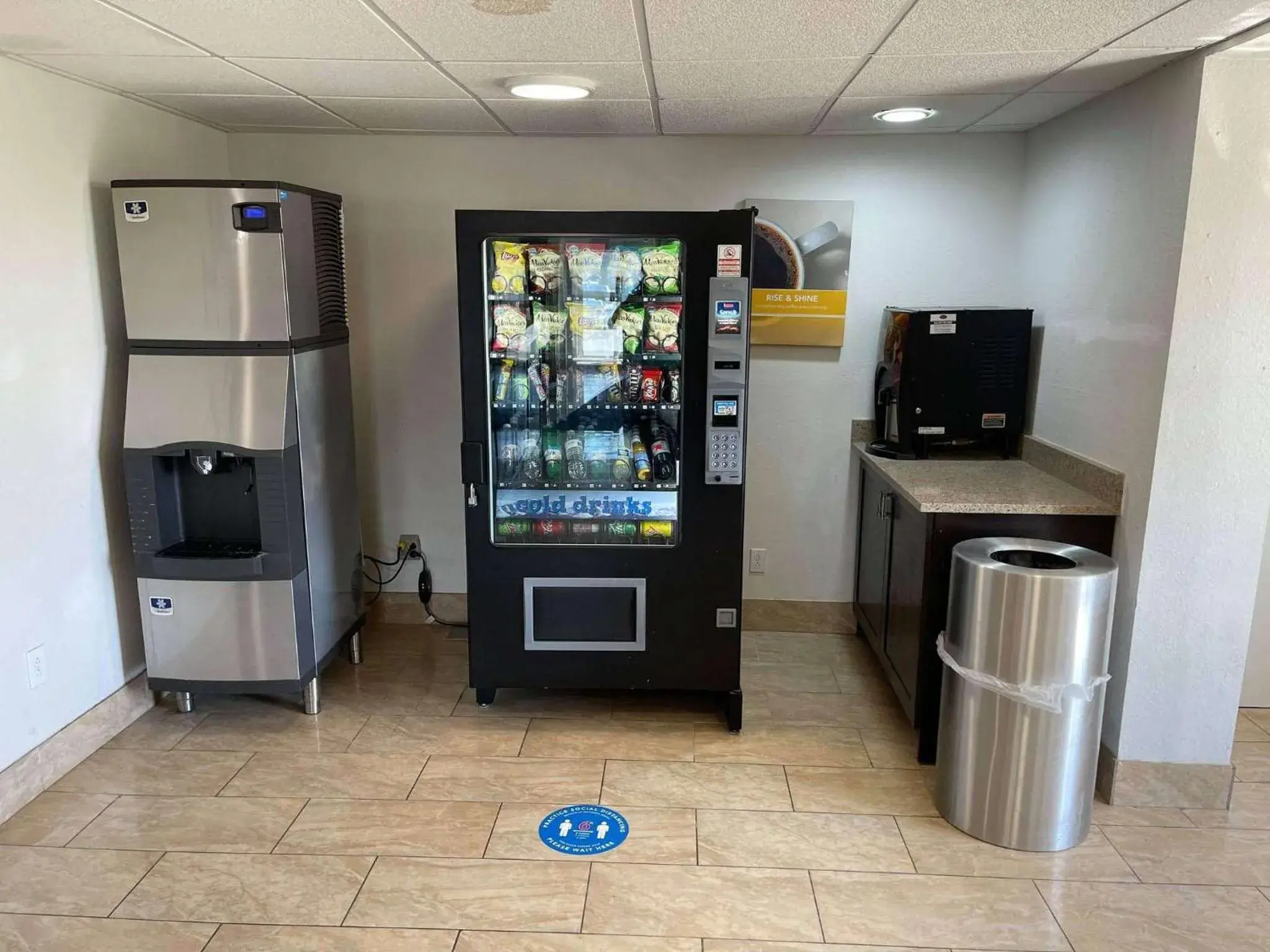 Property building in Studio 6 Peoria IL Property building in Studio 6 Peoria IL