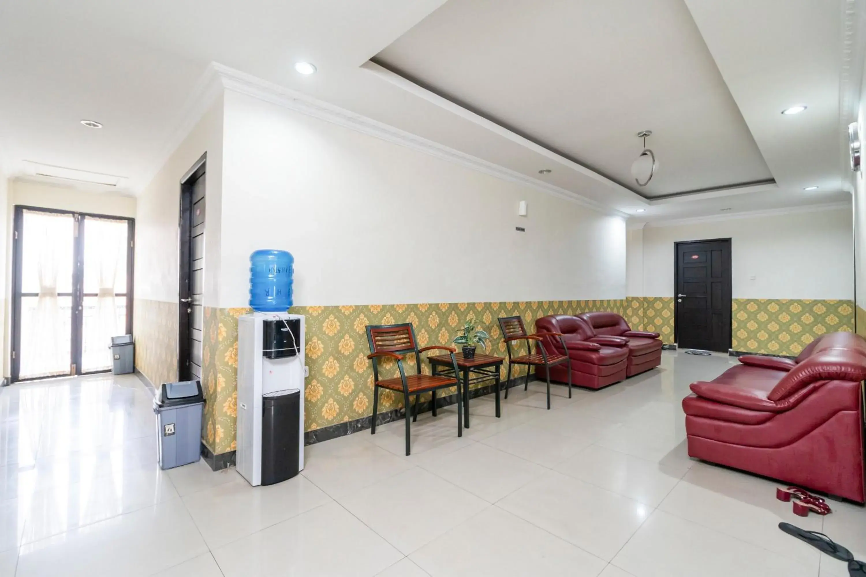 Seating area in RedDoorz near RSIA Andini Pekanbaru Seating area in RedDoorz near RSIA Andini Pekanbaru