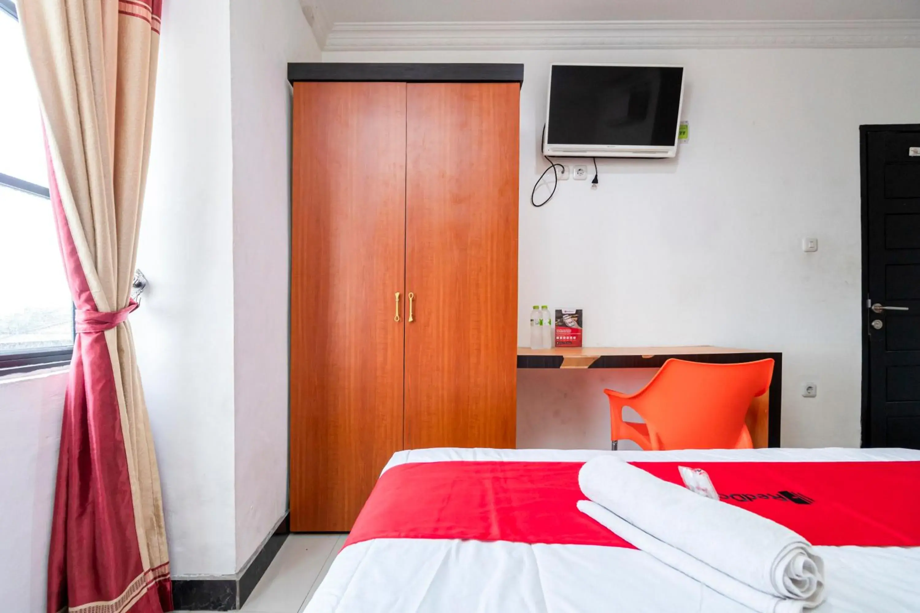 Bedroom, Bed in RedDoorz near RSIA Andini Pekanbaru Bedroom, Bed in RedDoorz near RSIA Andini Pekanbaru