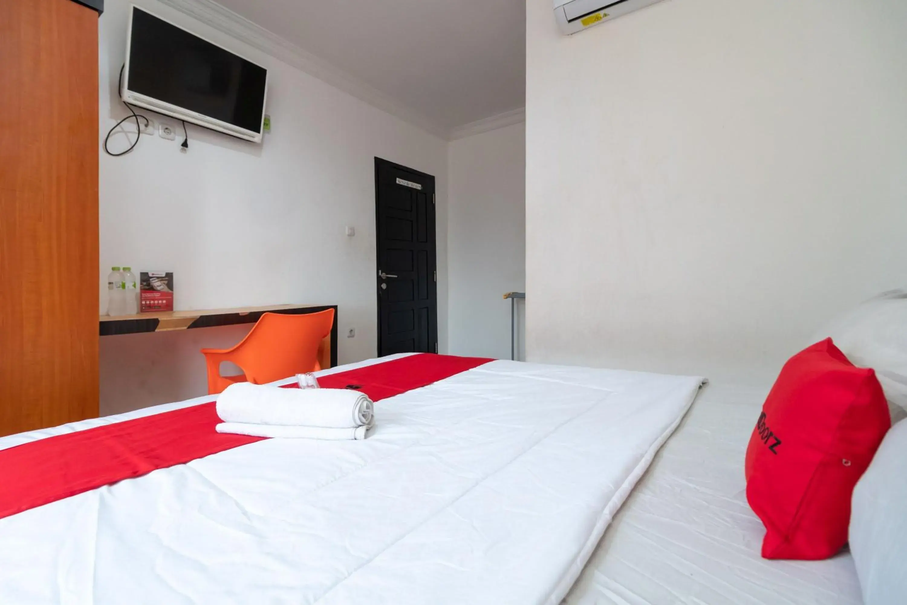 Bedroom, Bed in RedDoorz near RSIA Andini Pekanbaru Bedroom, Bed in RedDoorz near RSIA Andini Pekanbaru