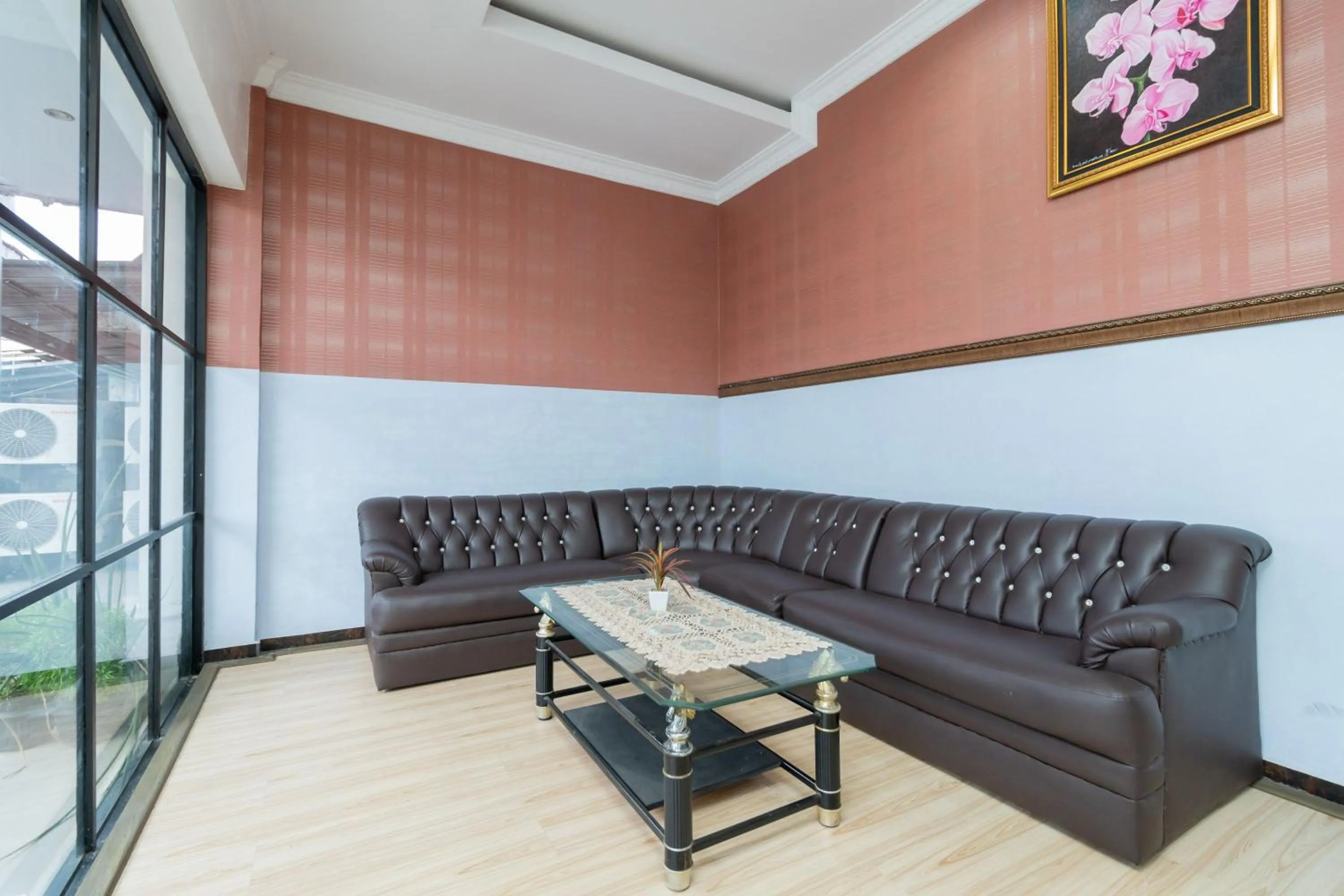 Living room in RedDoorz near RSIA Andini Pekanbaru